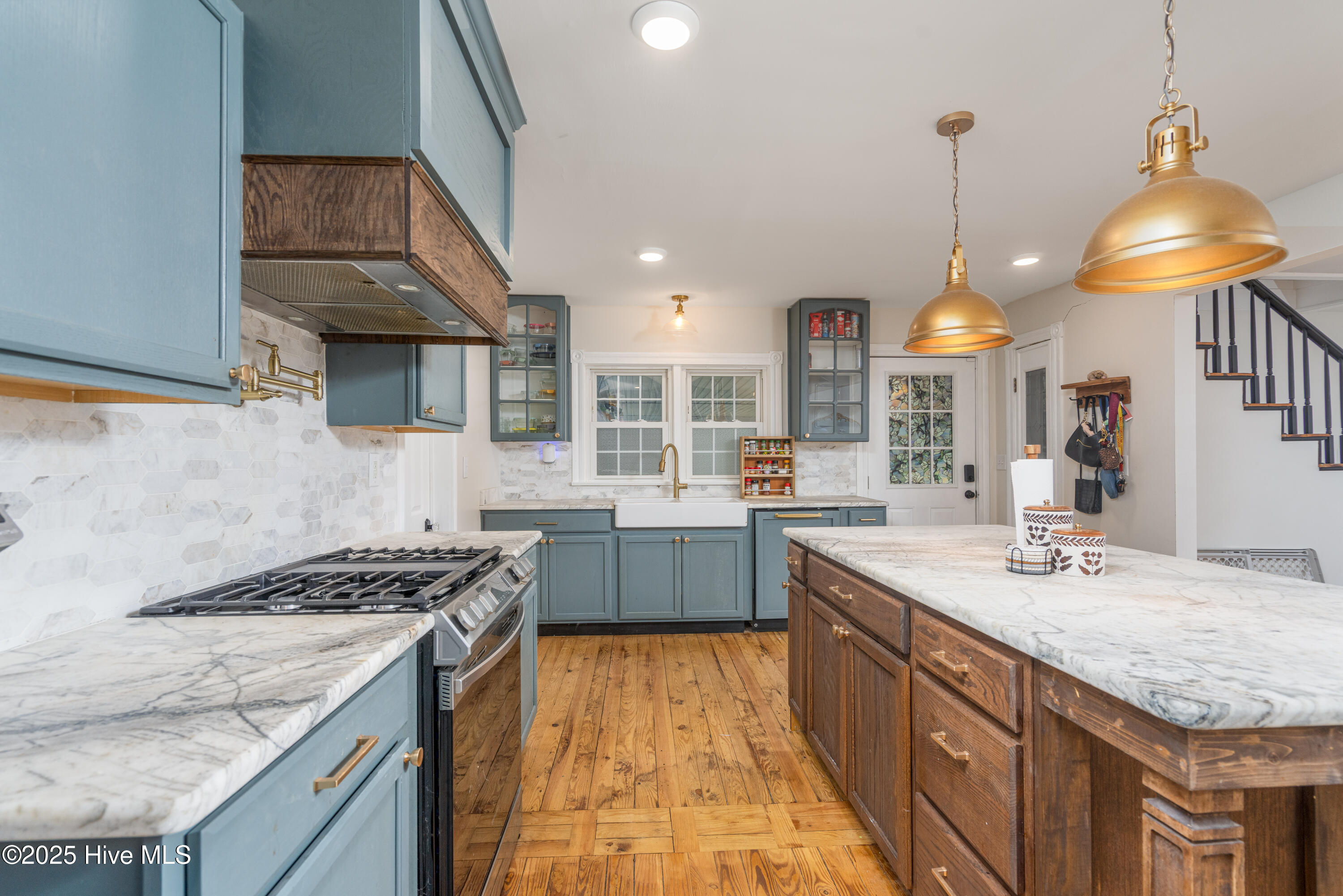 100536527 | Photo 11