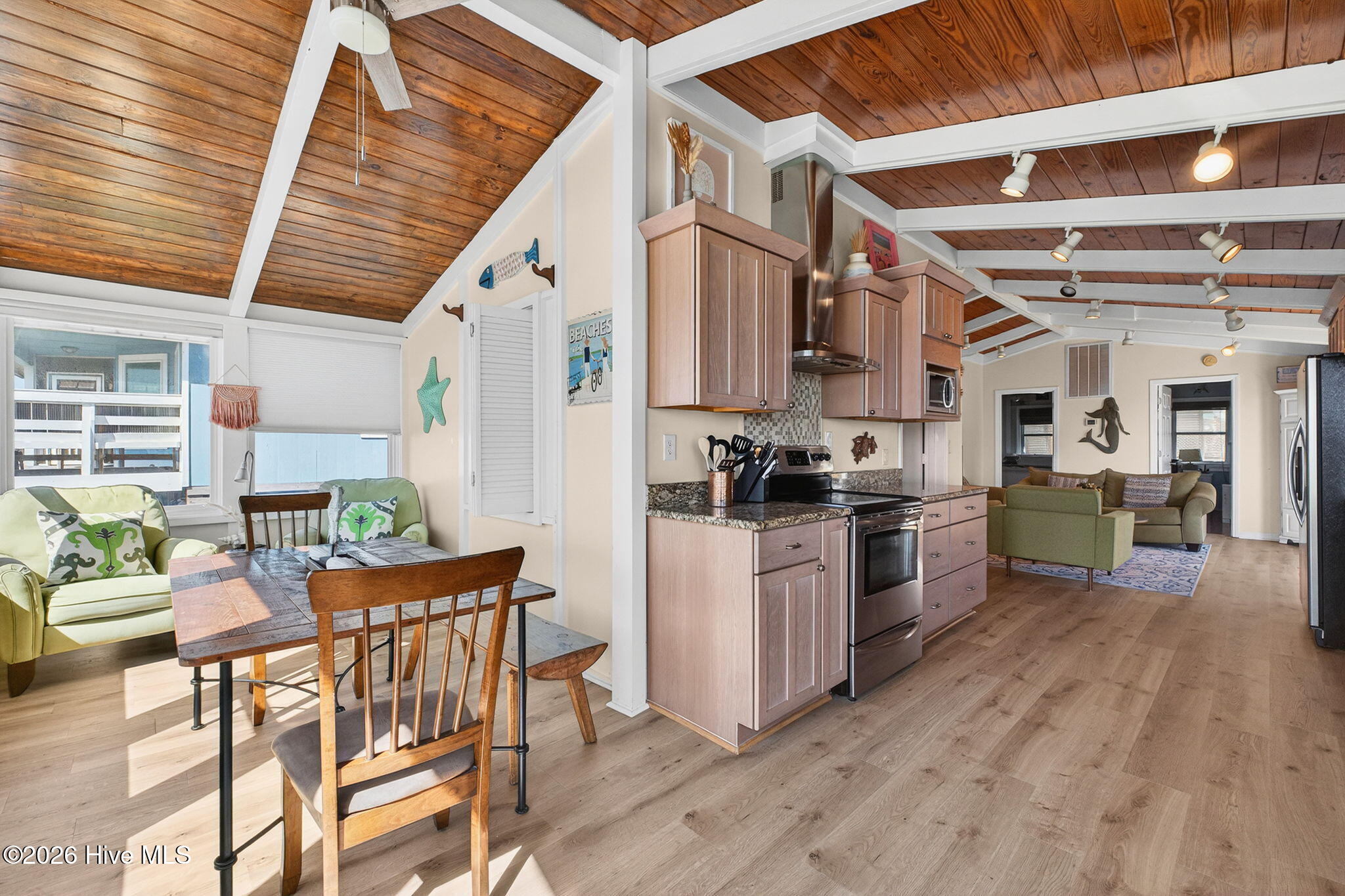 100559967 | Photo 22