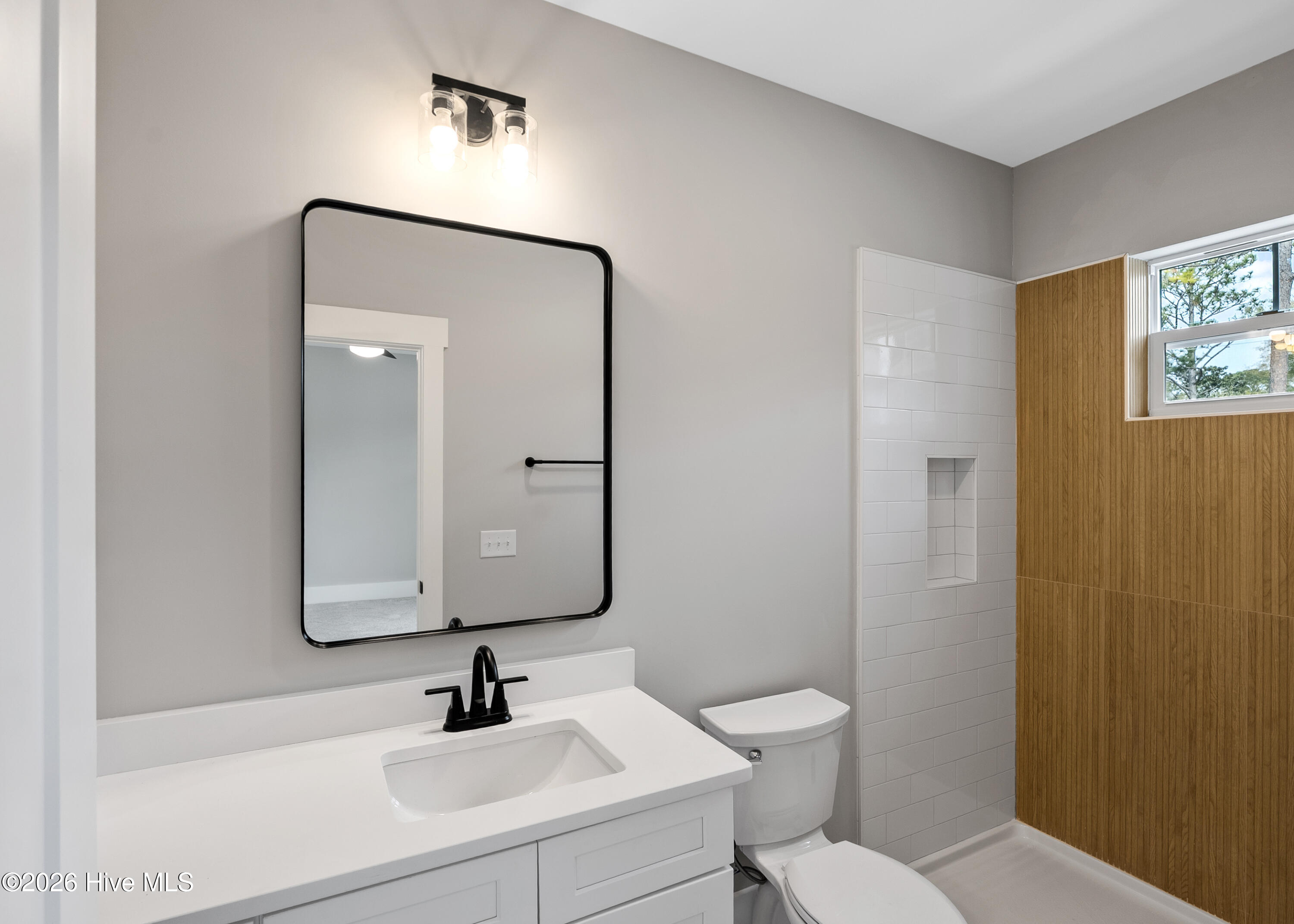 100557015 | Photo 33