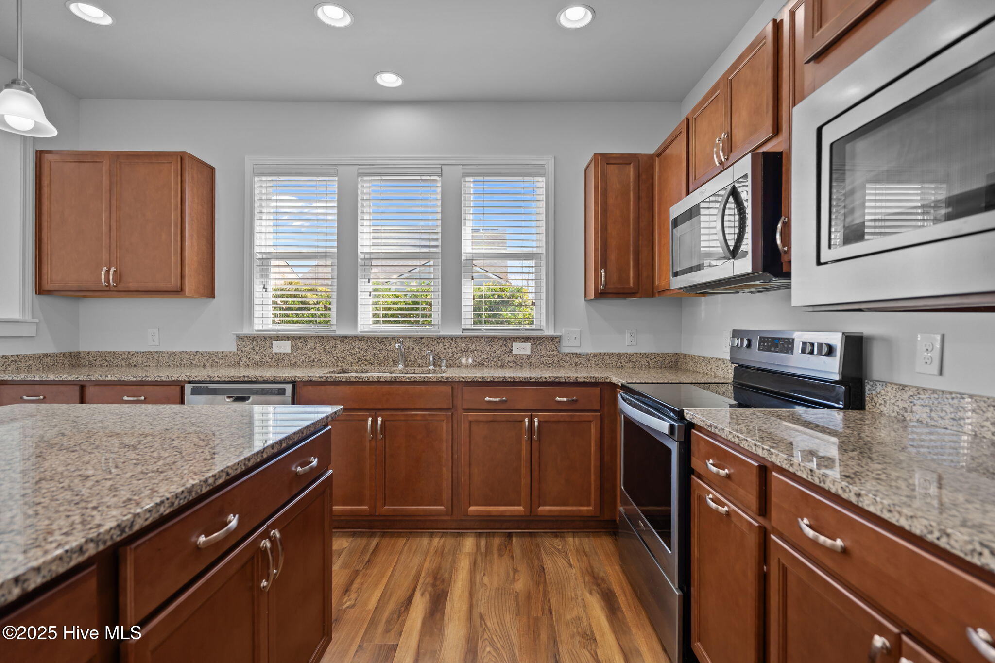 100565127 | Photo 29