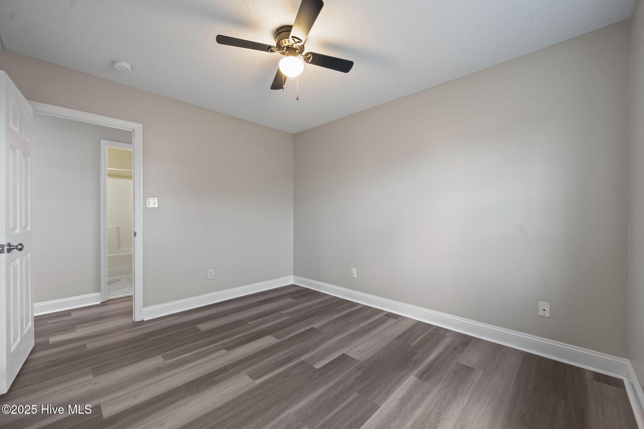 100547097 | Photo 25