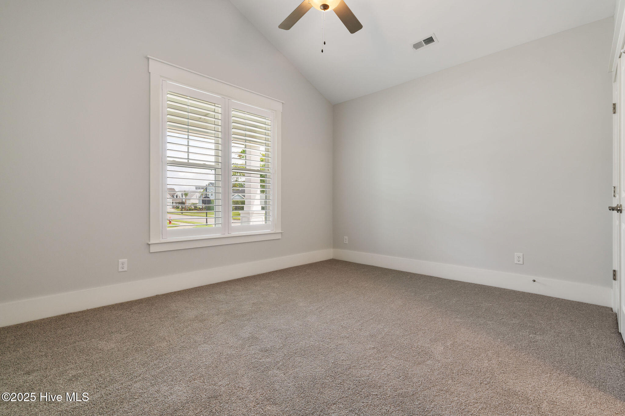 100523892 | Photo 53