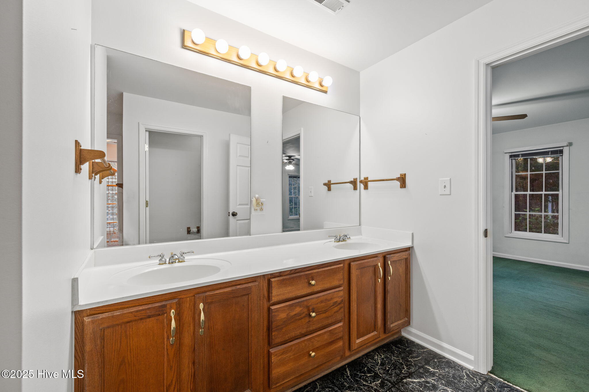 100540758 | Photo 35