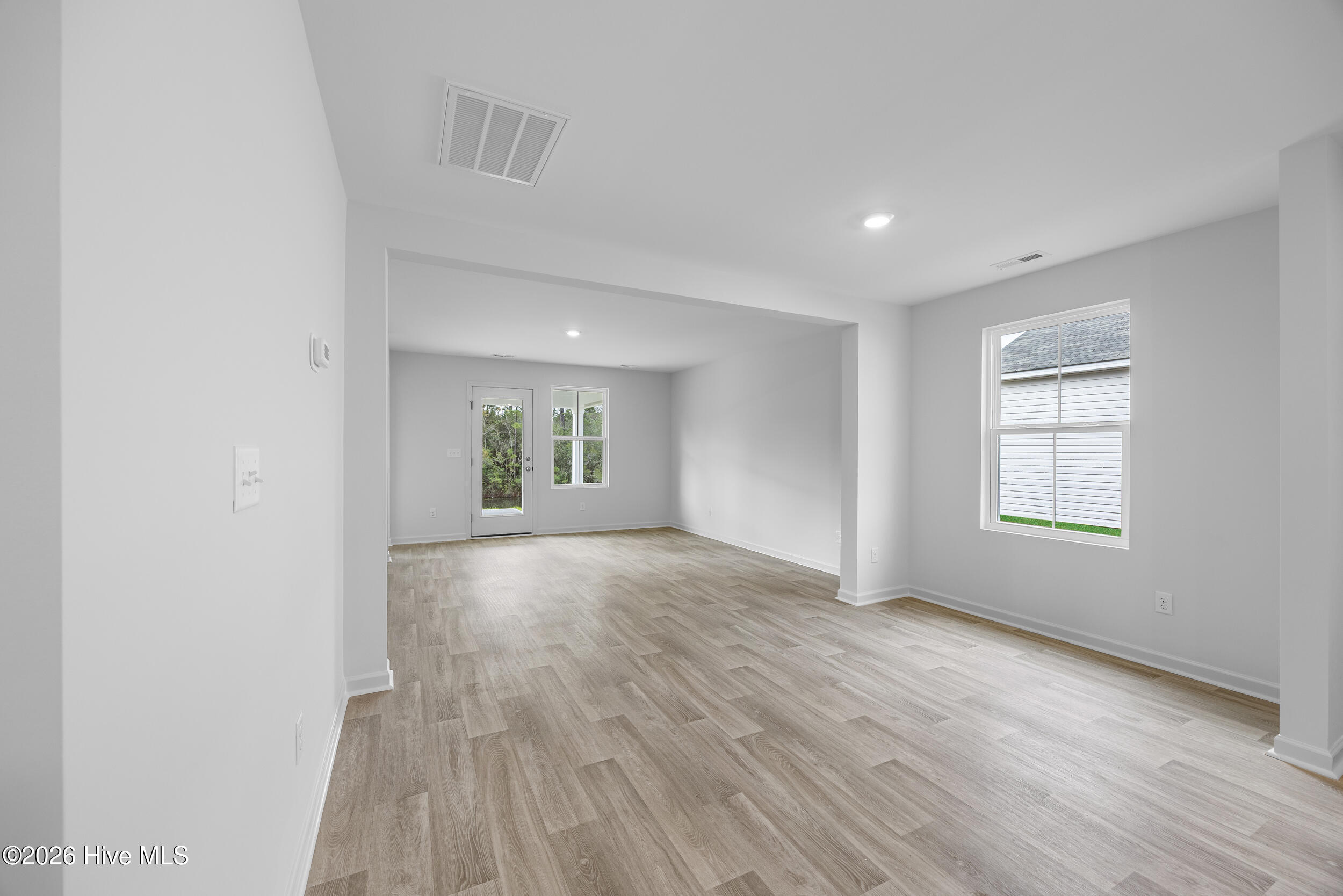 100557085 | Photo 14