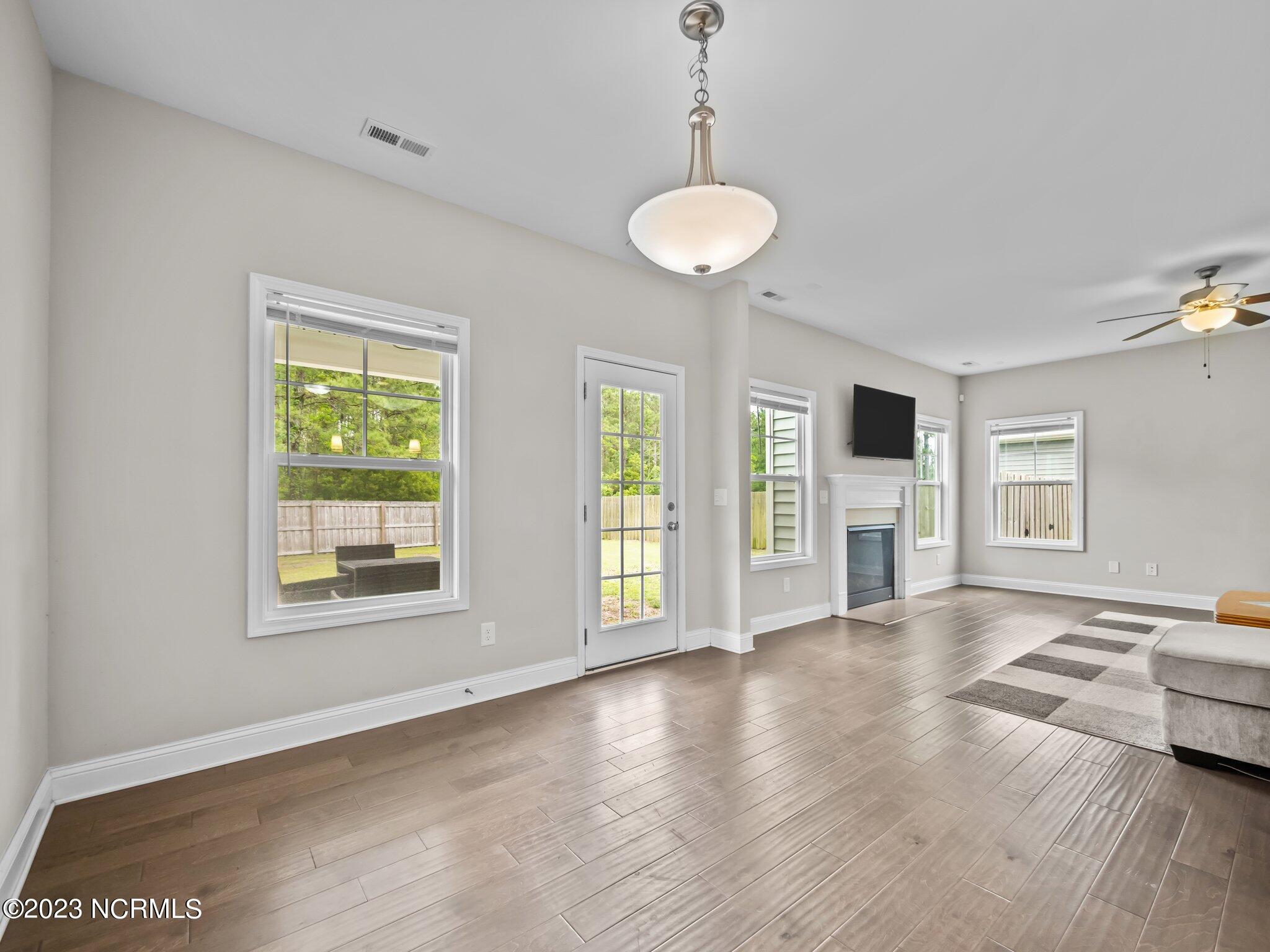 100553383 | Photo 23