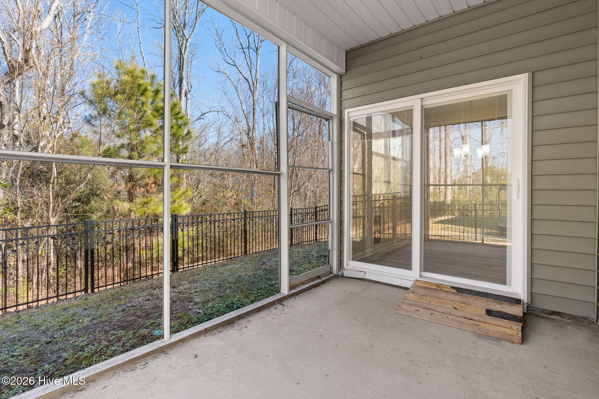 100555628 | Photo 32