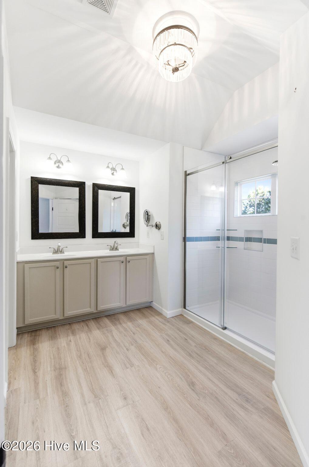 100566859 | Photo 37