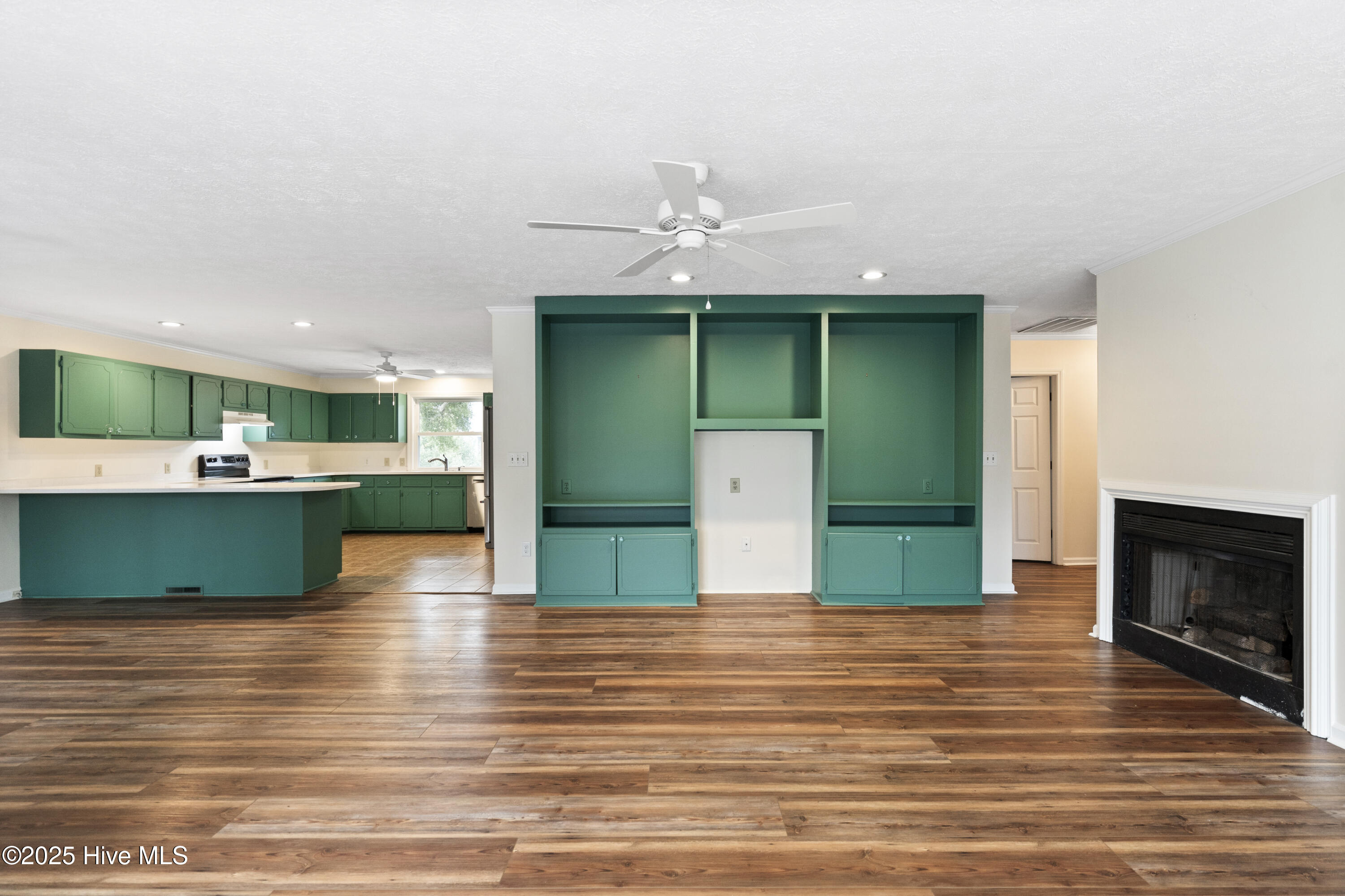 100540990 | Photo 30