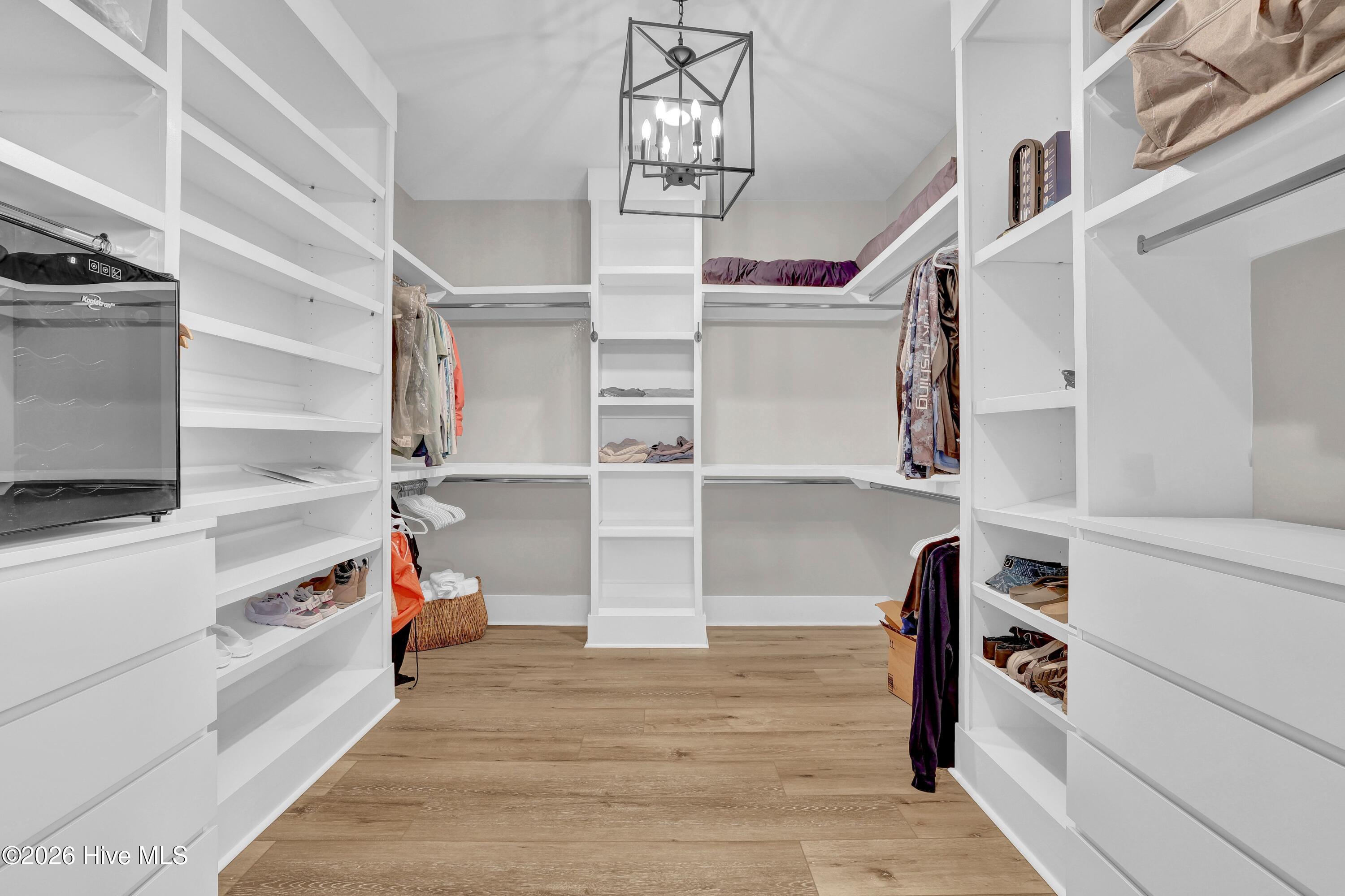 100564139 | Photo 42