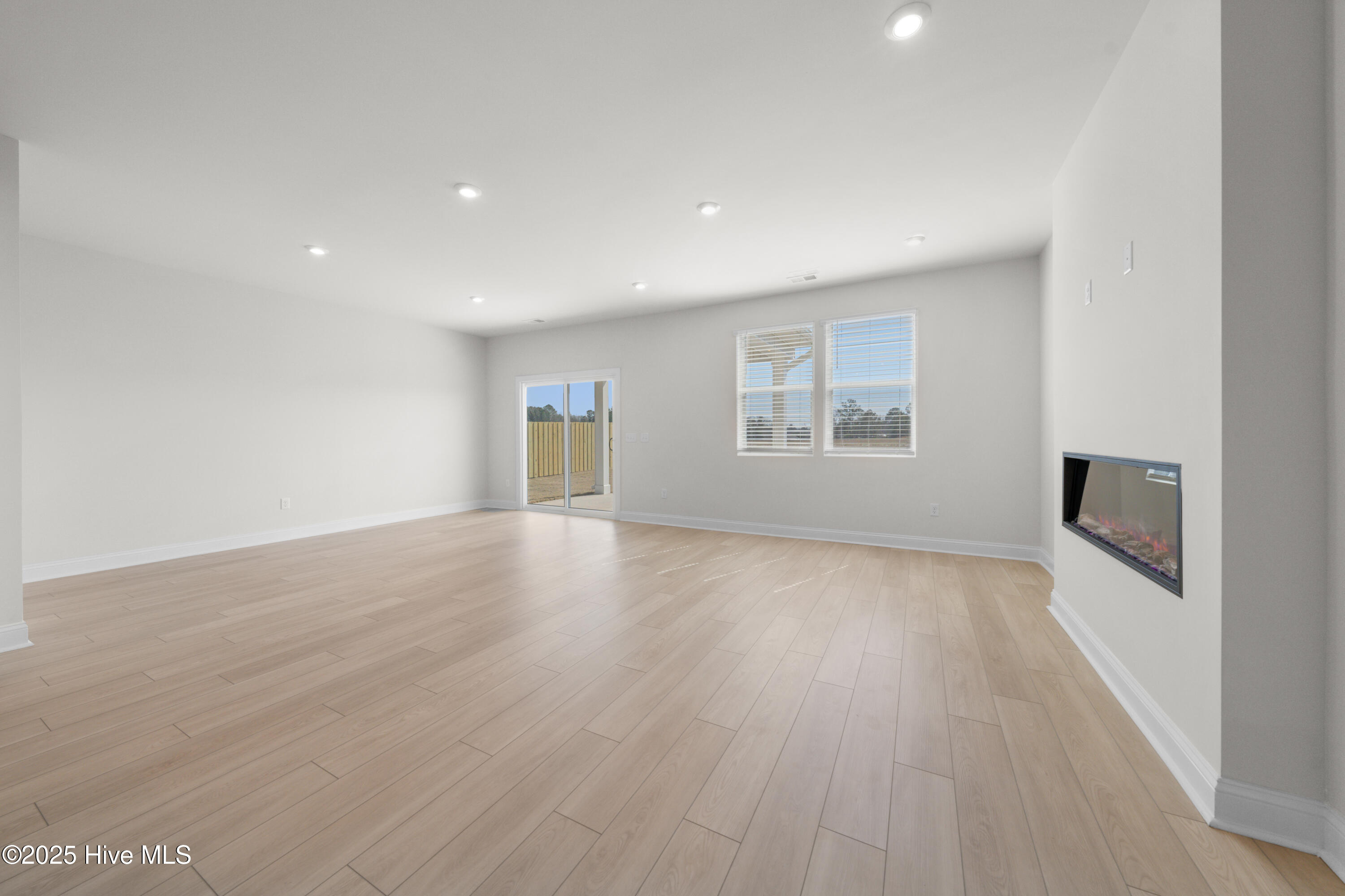 100565958 | Photo 26