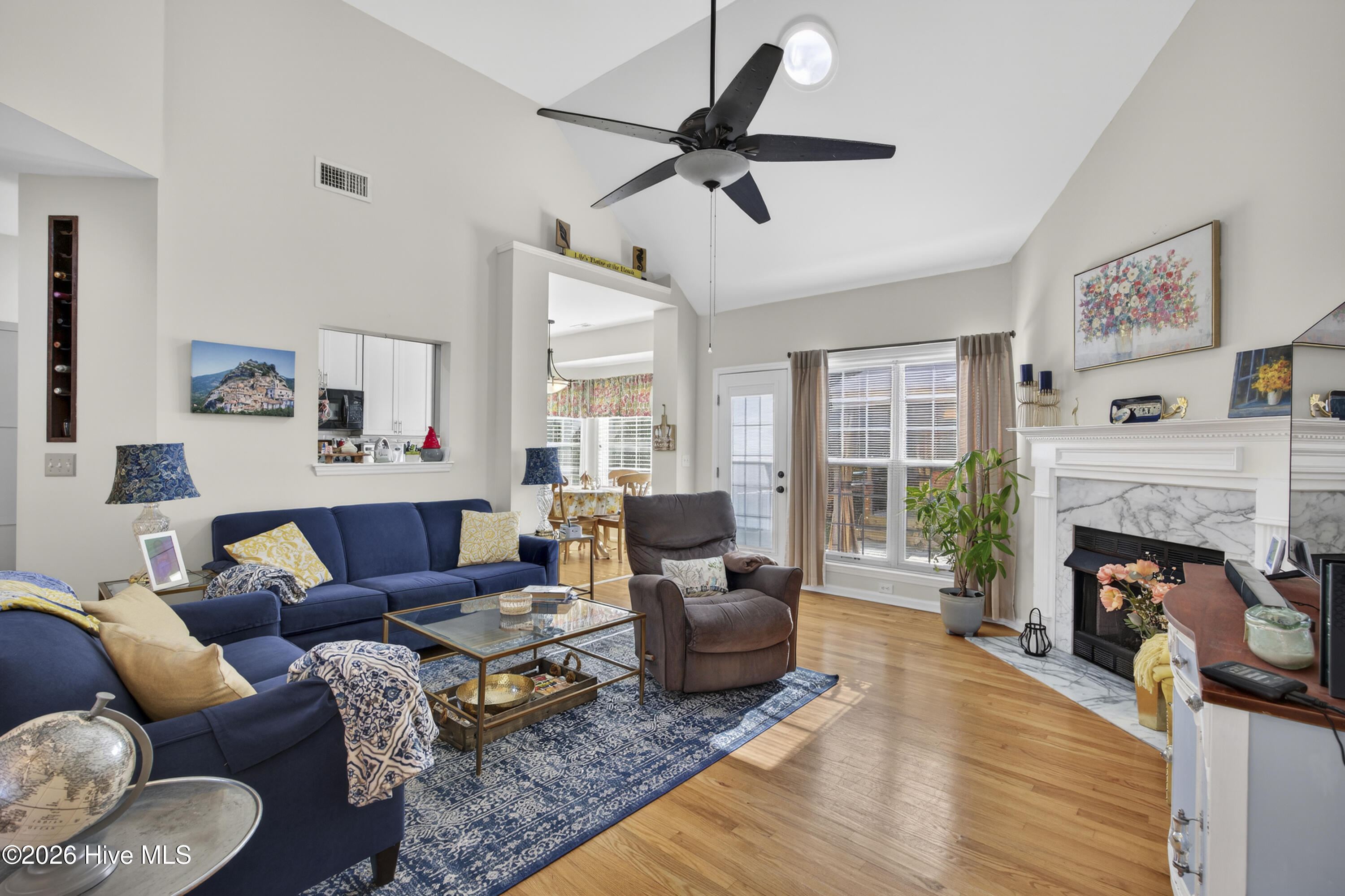 100560276 | Photo 14