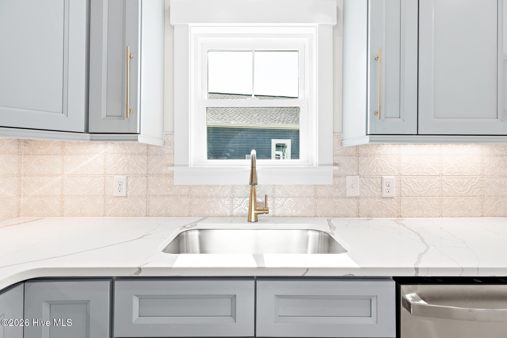 100561185 | Photo 16