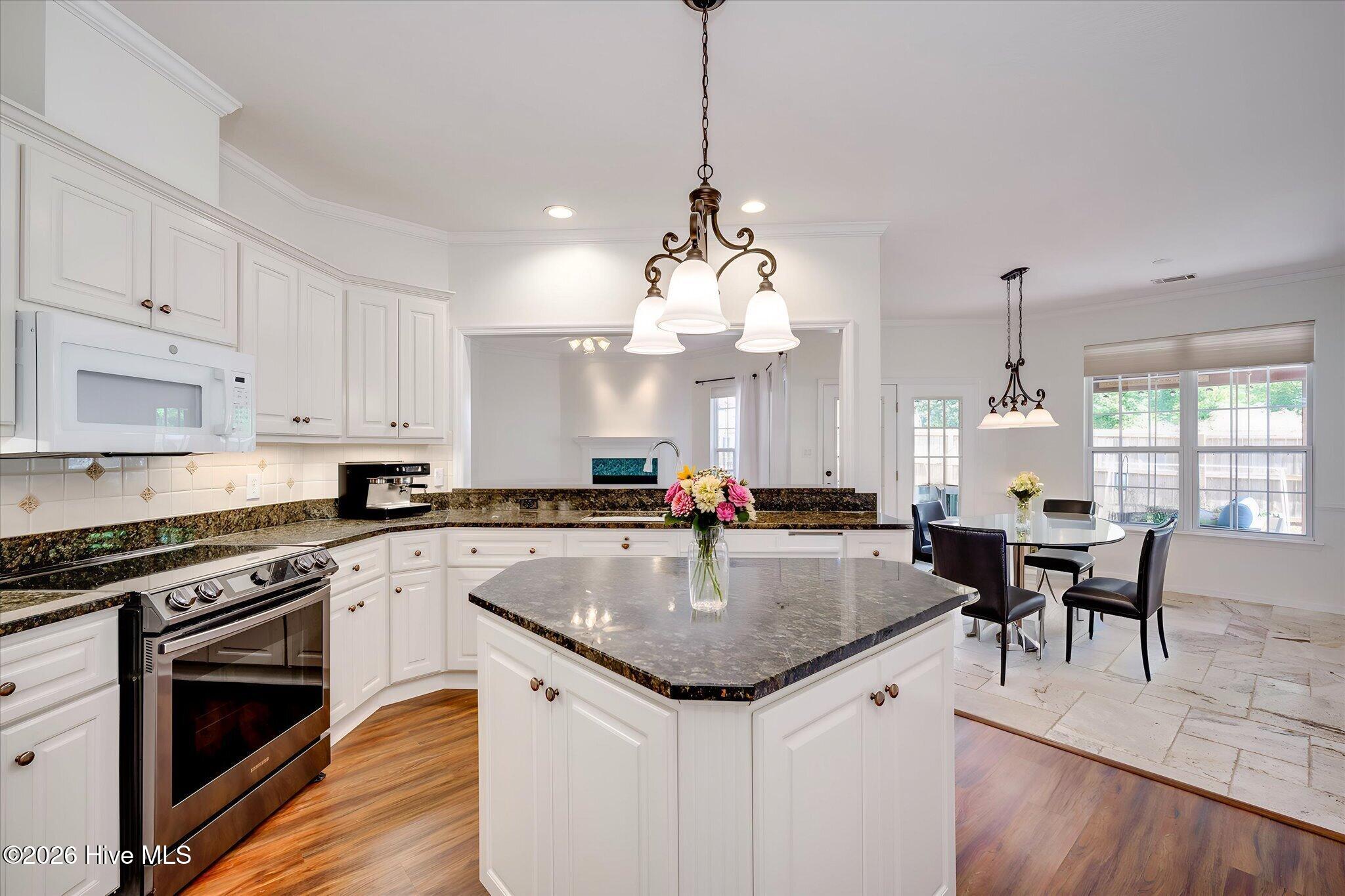 22-Luxury Kitchen 17