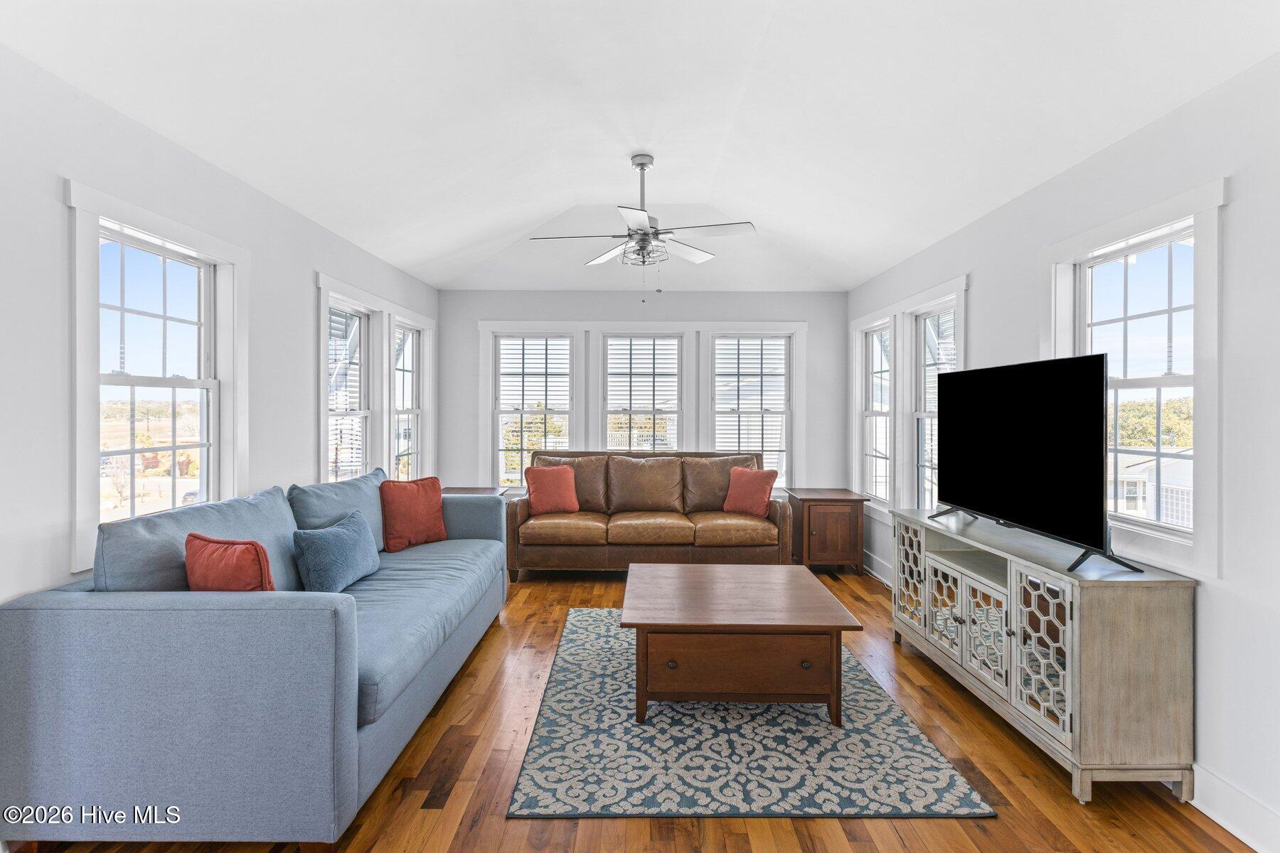 100557261 | Photo 43