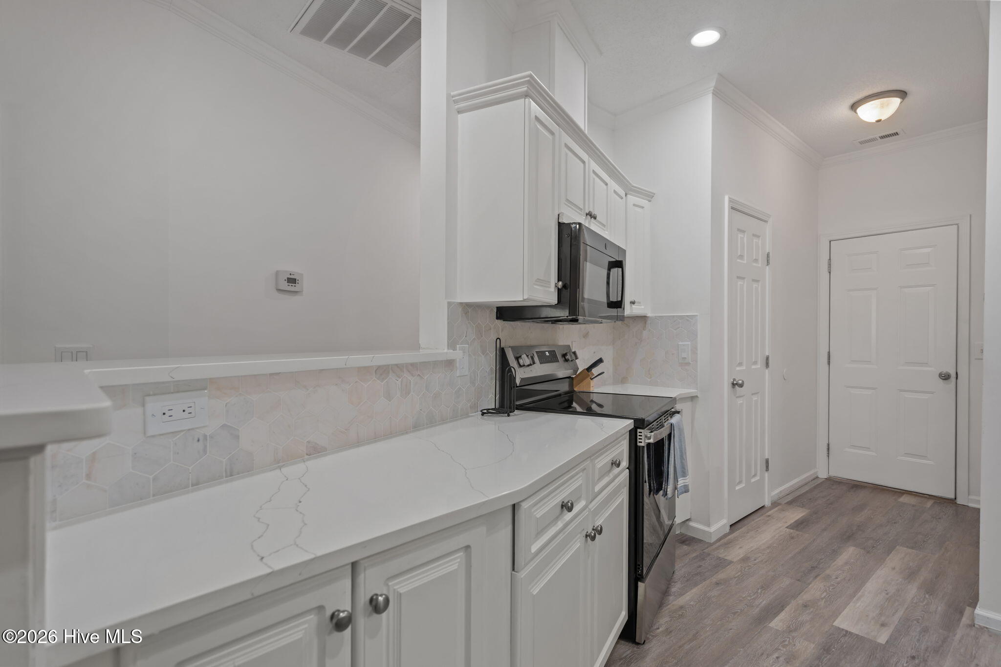 100569806 | Photo 16