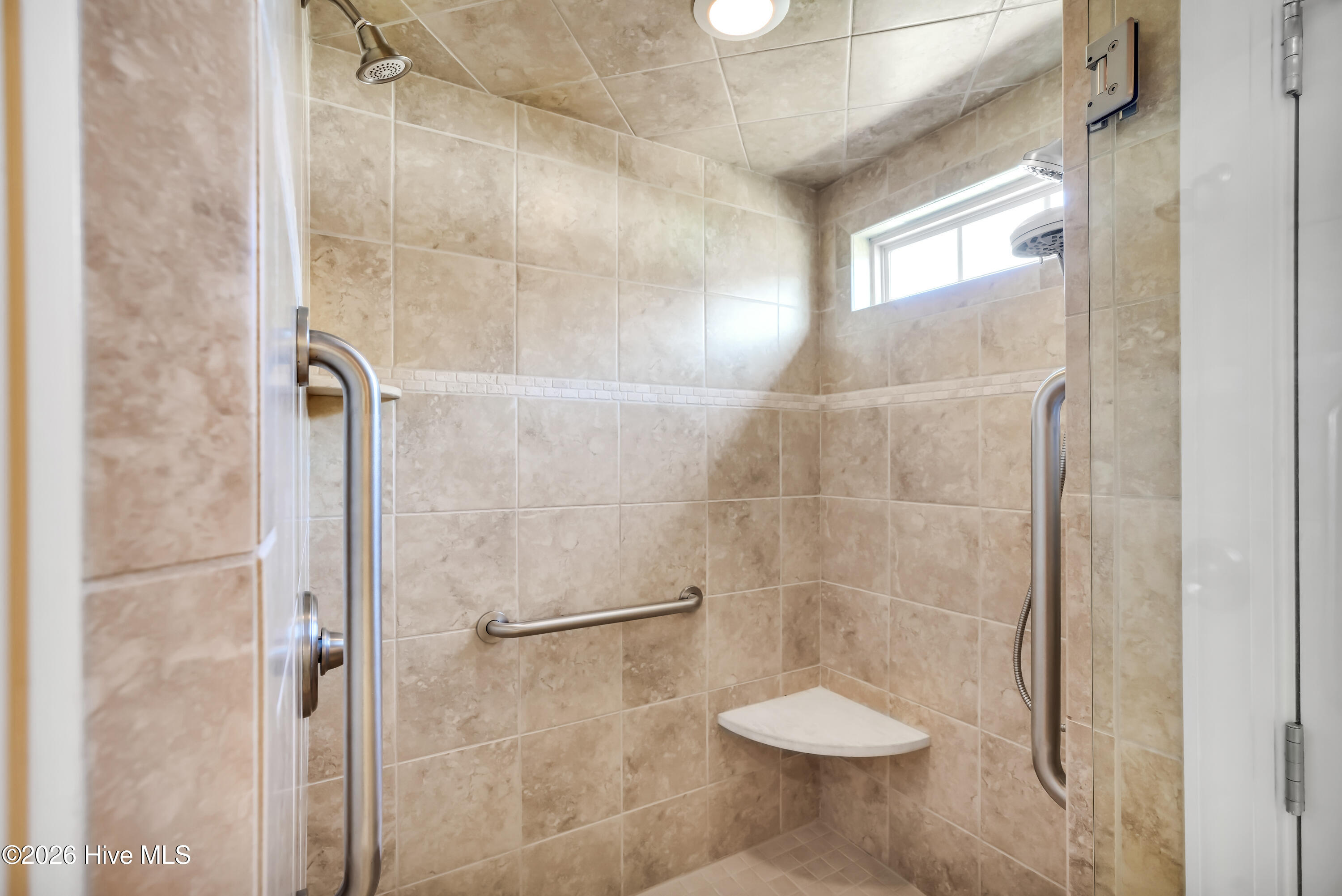 100562046 | Photo 17