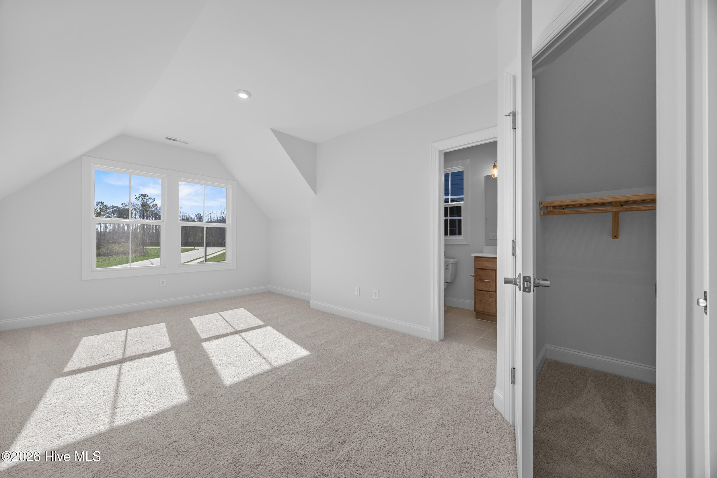 100527053 | Photo 38