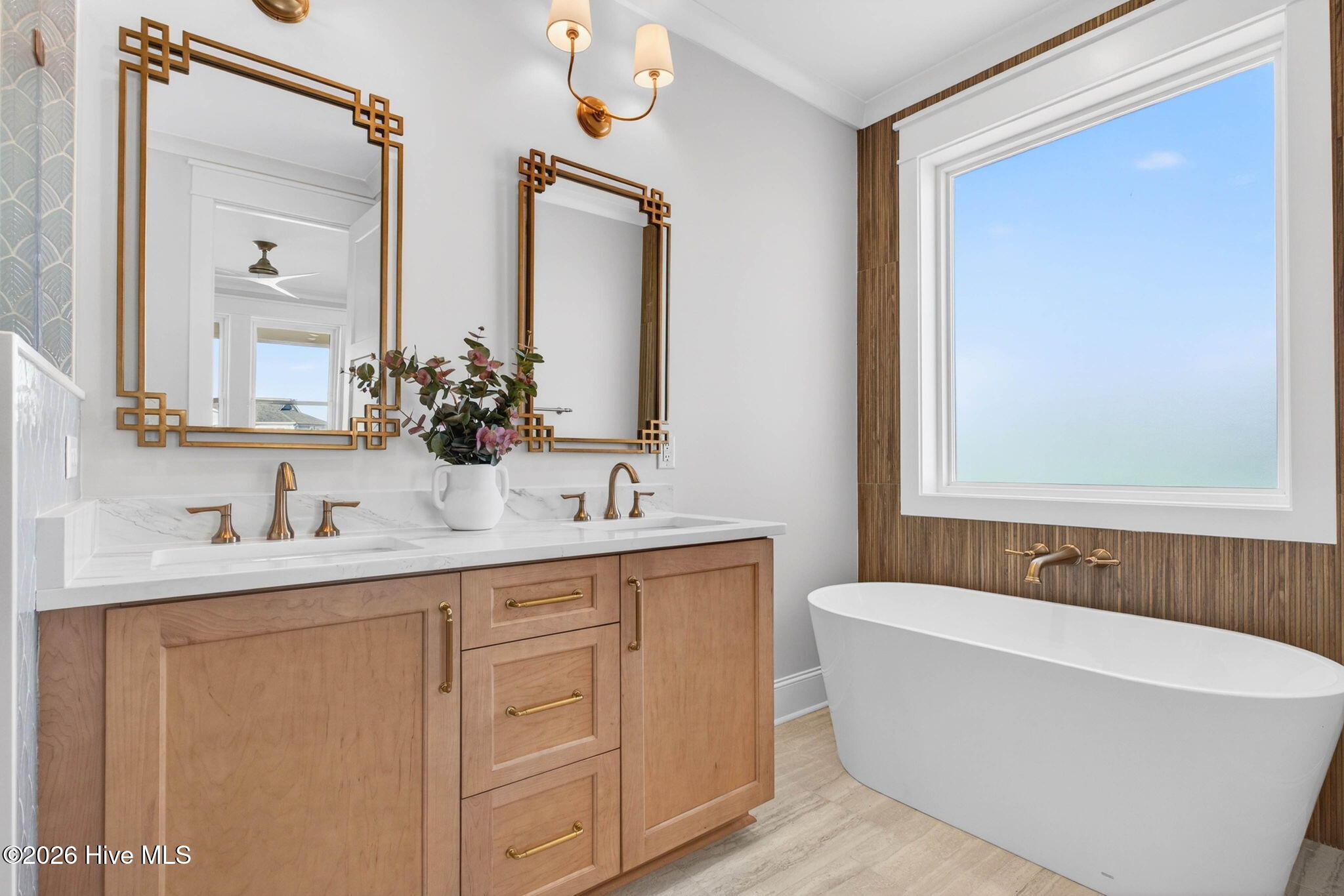 100570262 | Photo 28