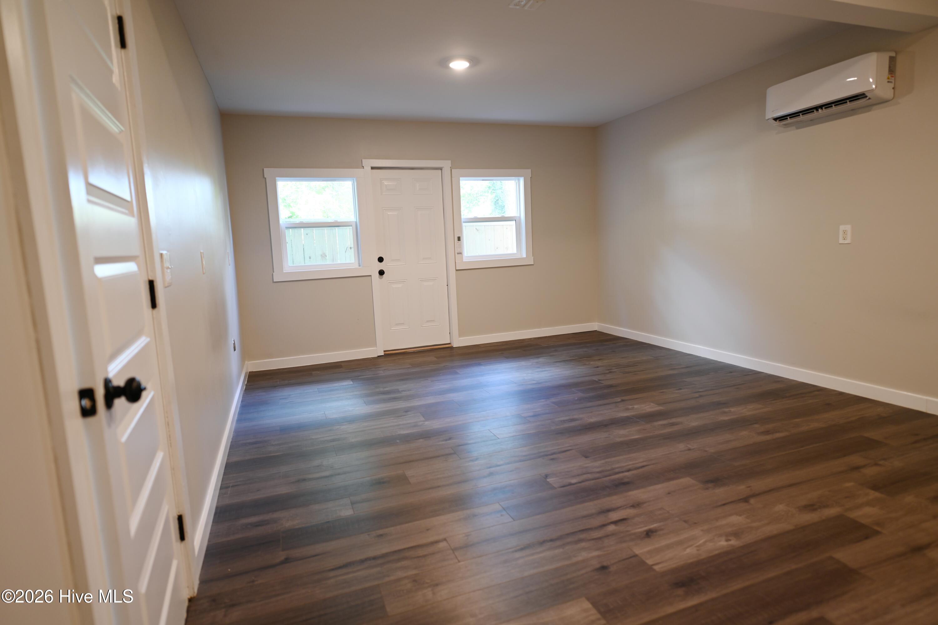 100570662 | Photo 48