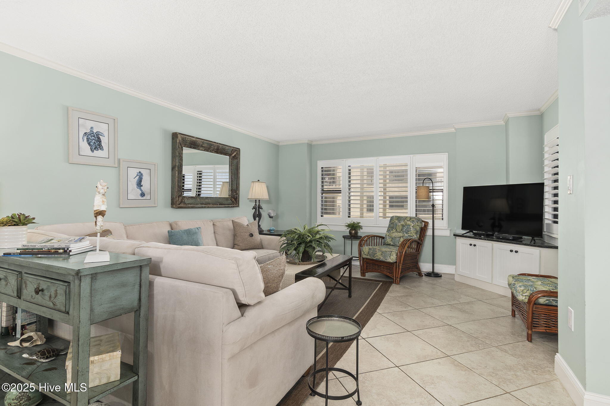 Open concept LR w/ views
