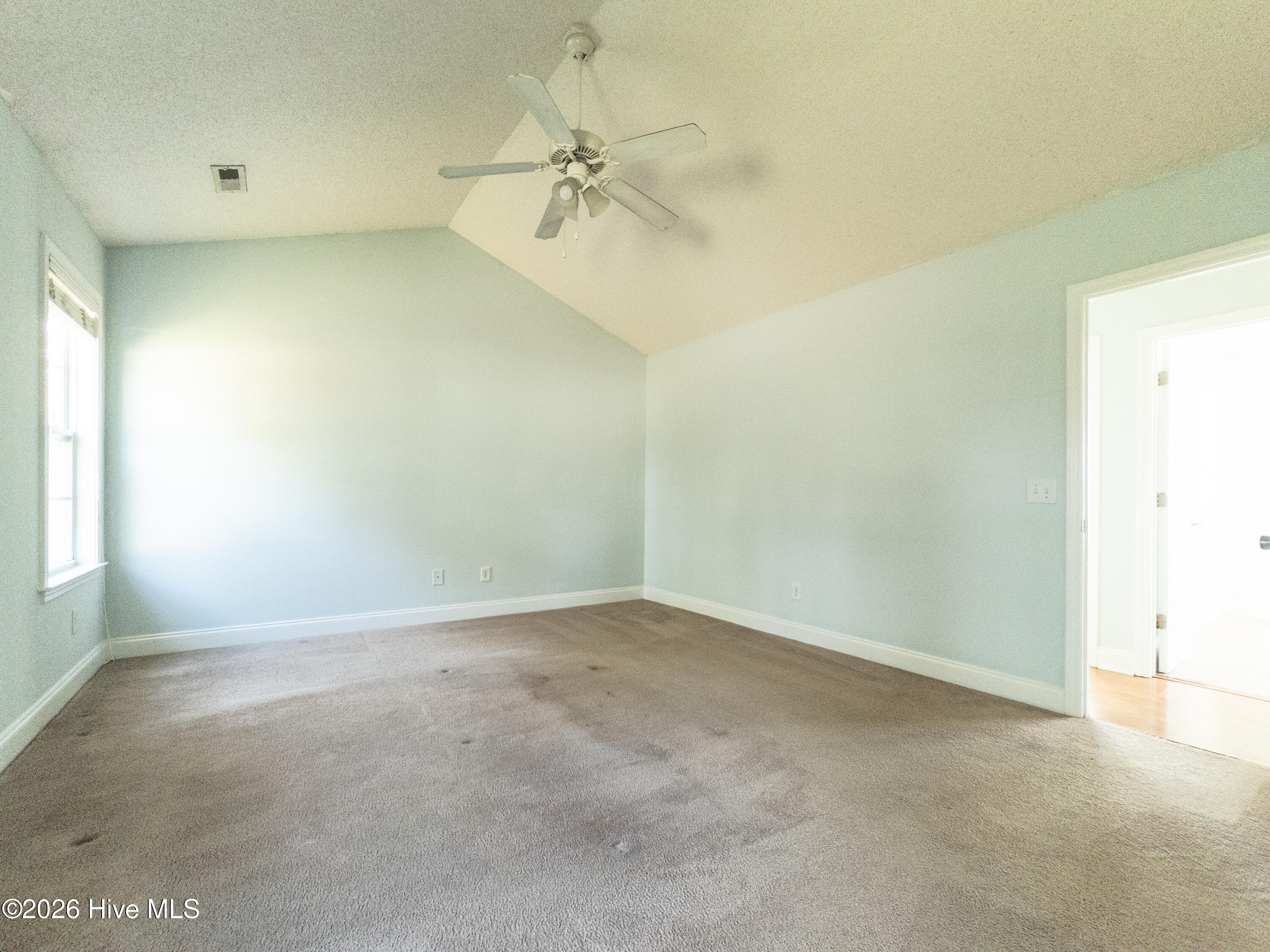 100558413 | Photo 27