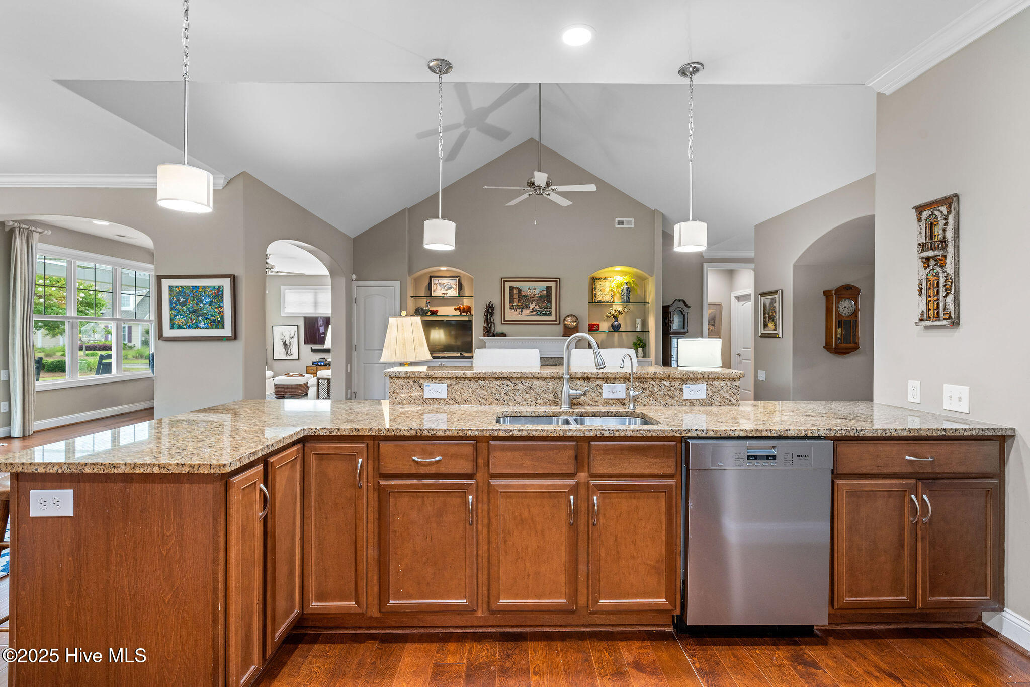 100518693 | Photo 16