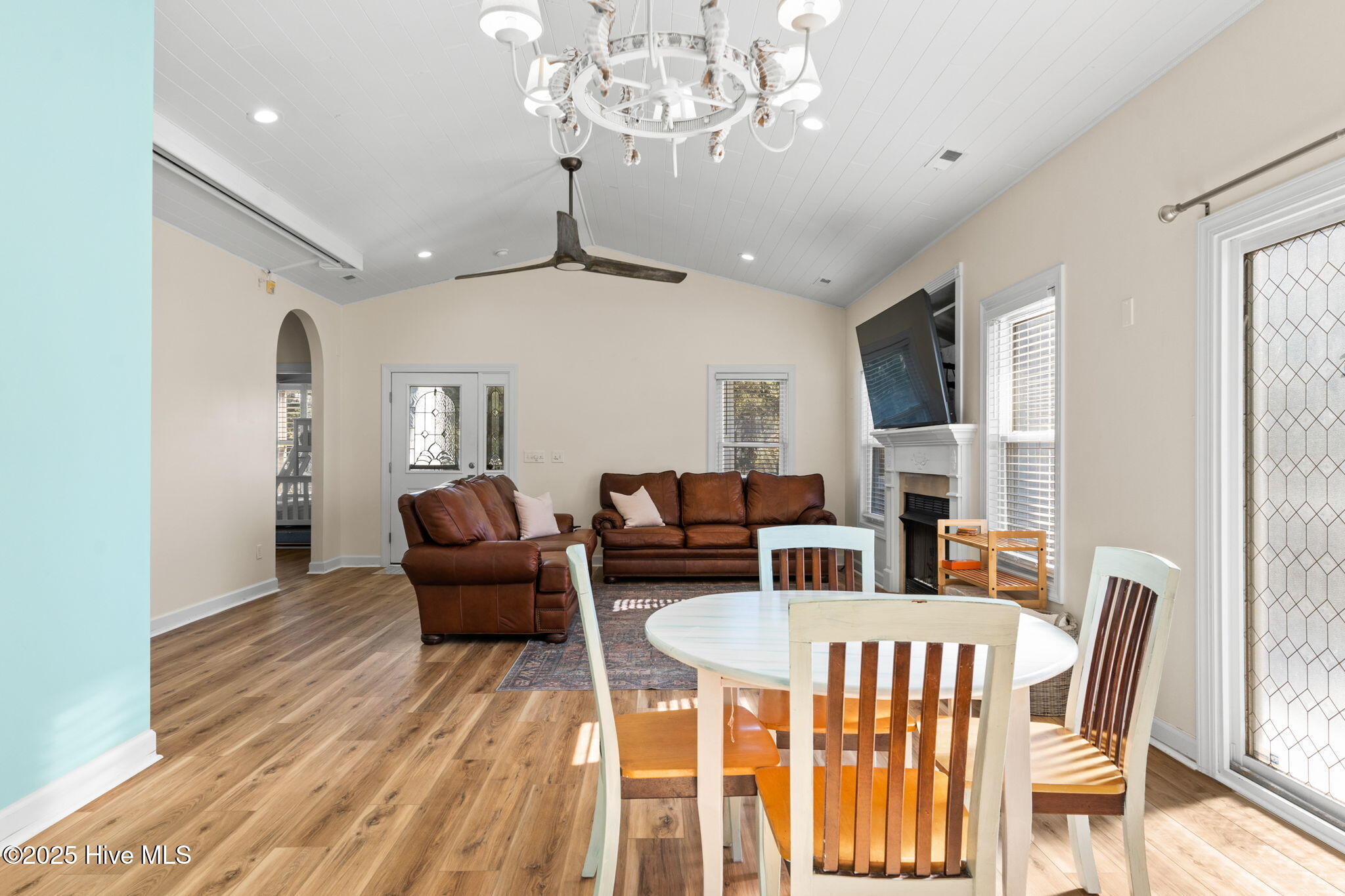 100542158 | Photo 28