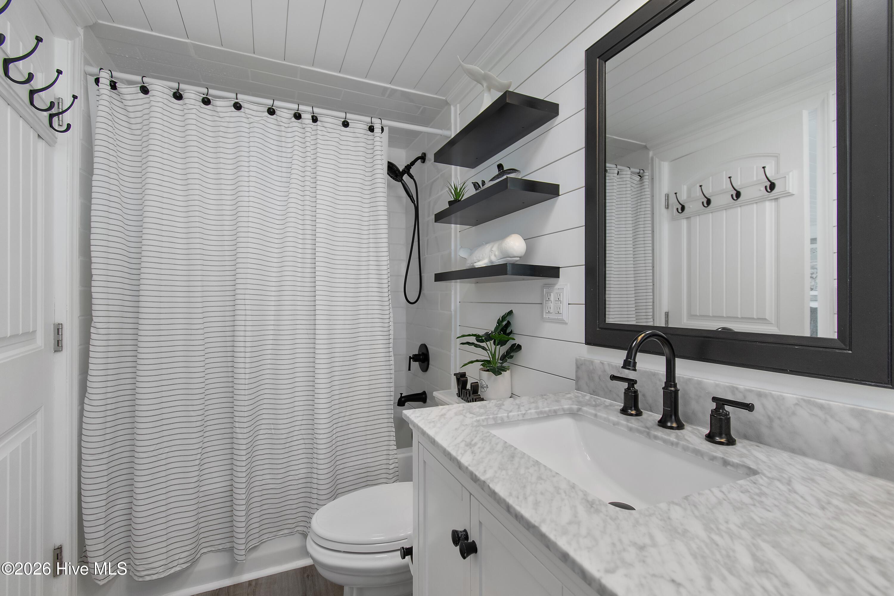 100567968 | Photo 37