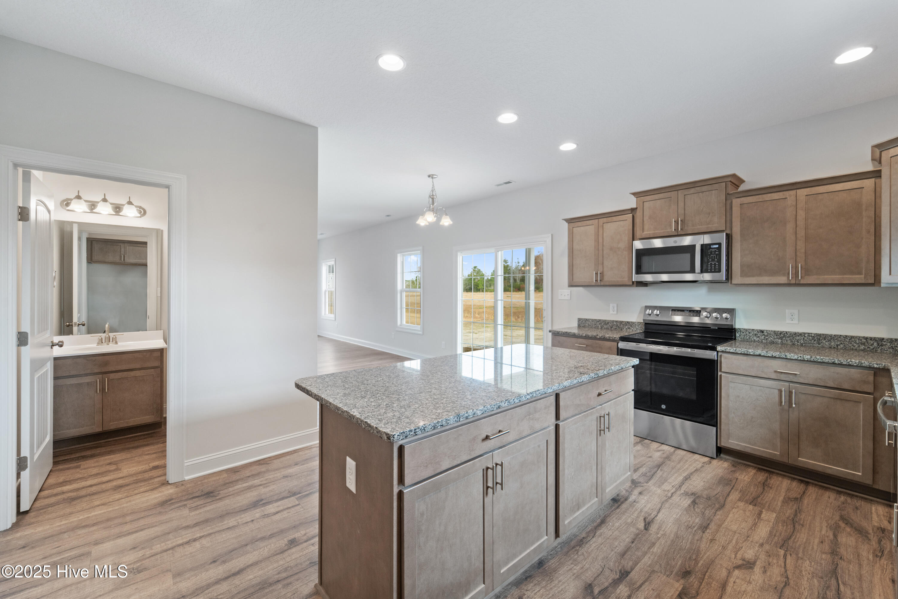 100519002 | Photo 11