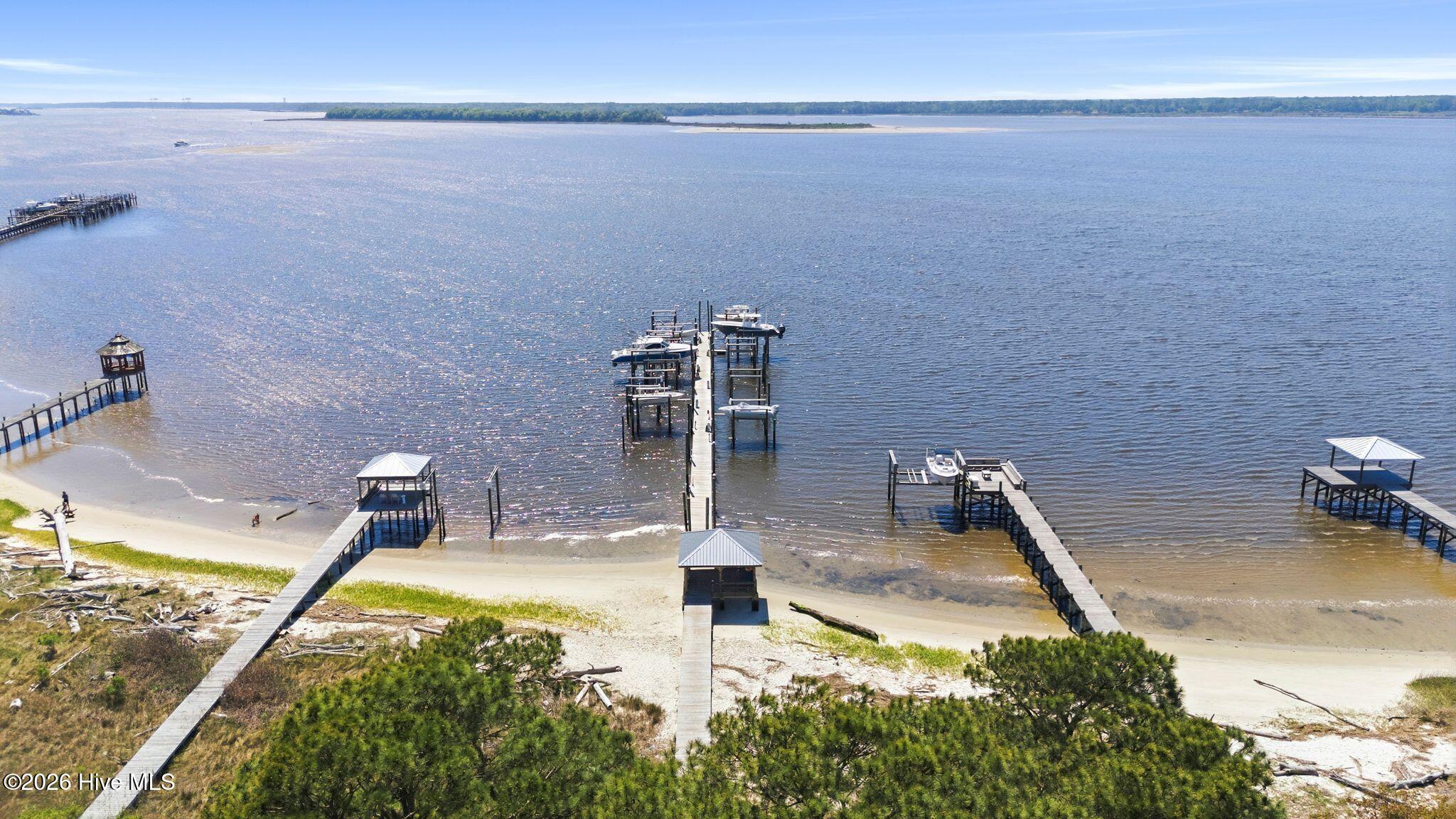 100568012 | Photo 99