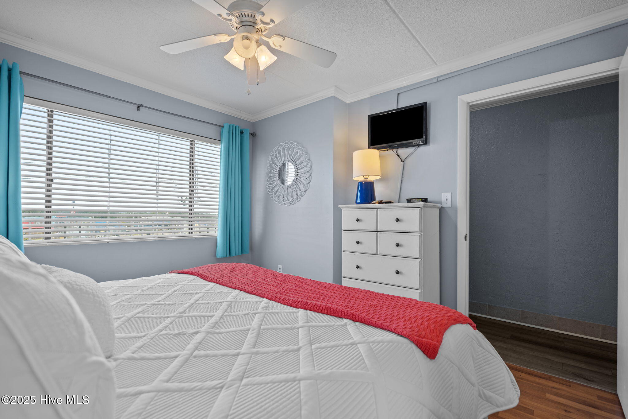 100535263 | Photo 25