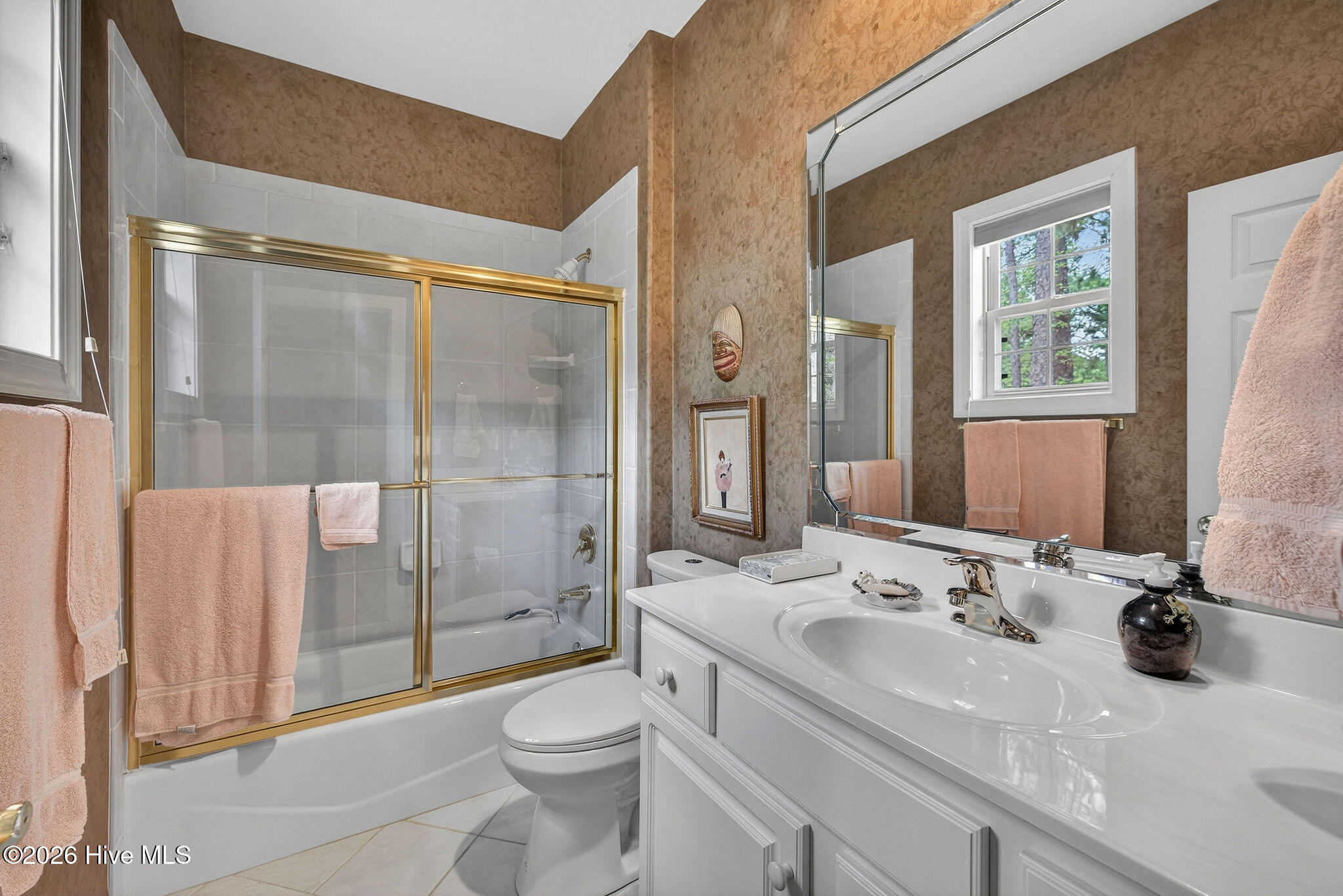 100565990 | Photo 45