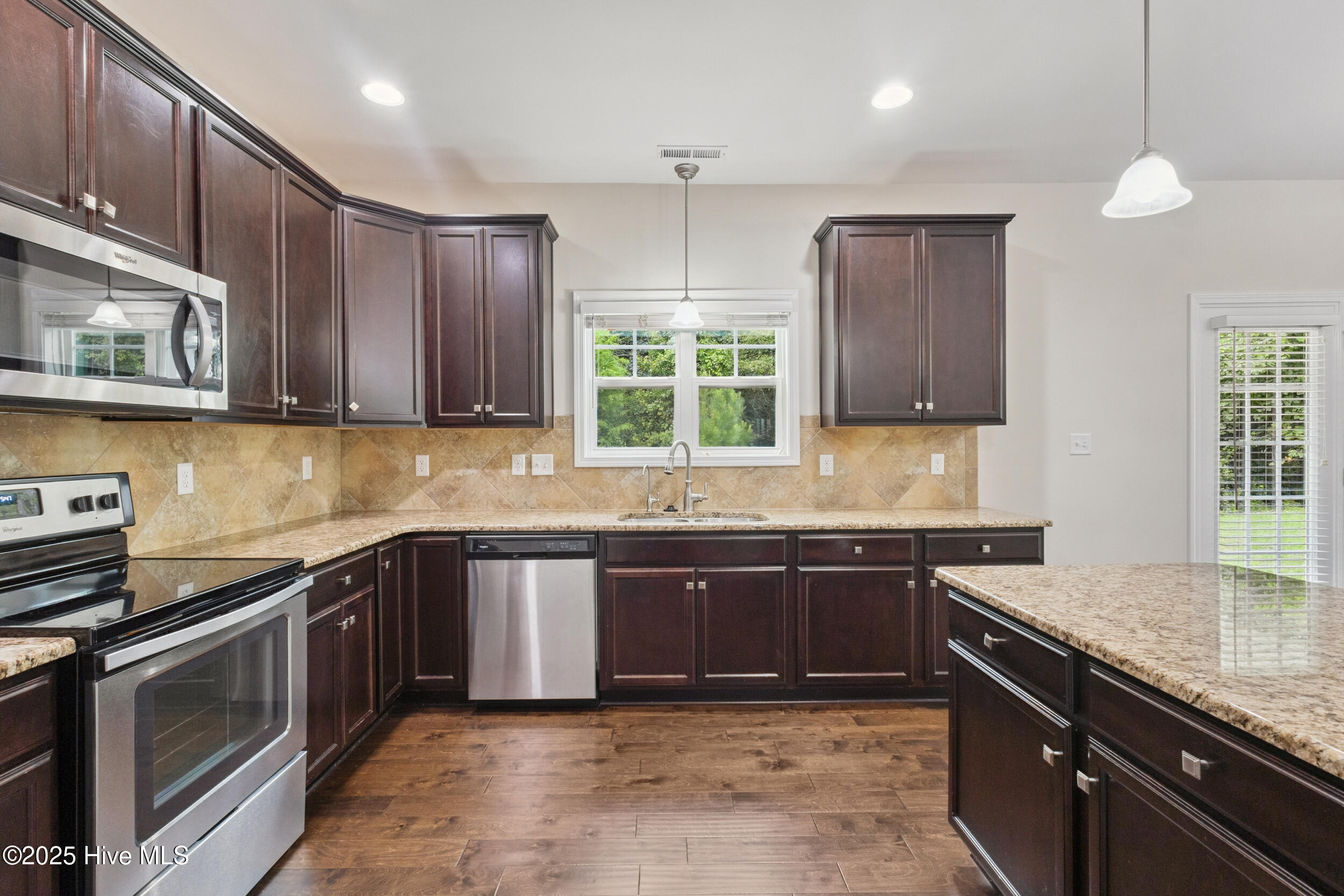 100521845 | Photo 18