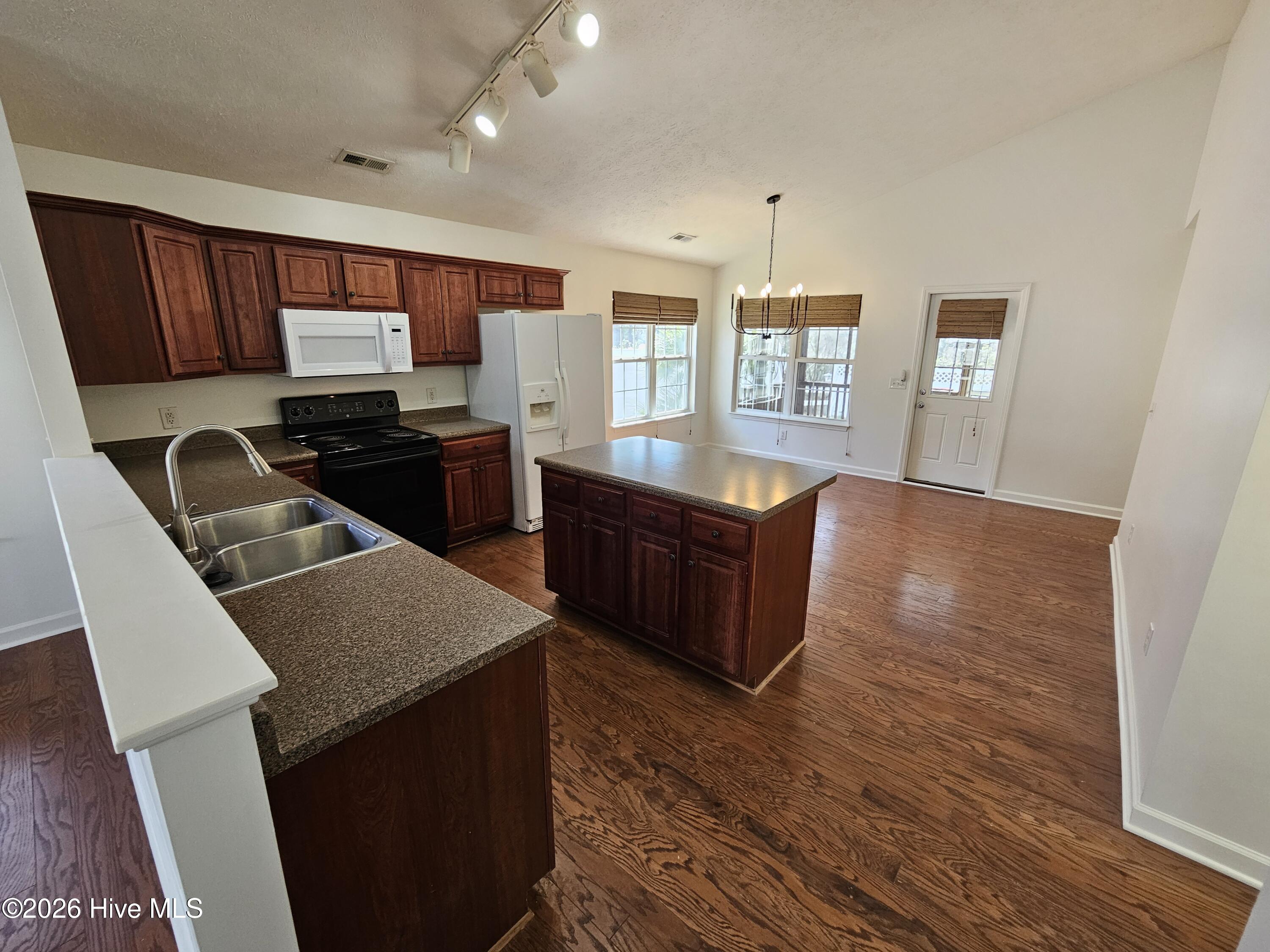 100557905 | Photo 10