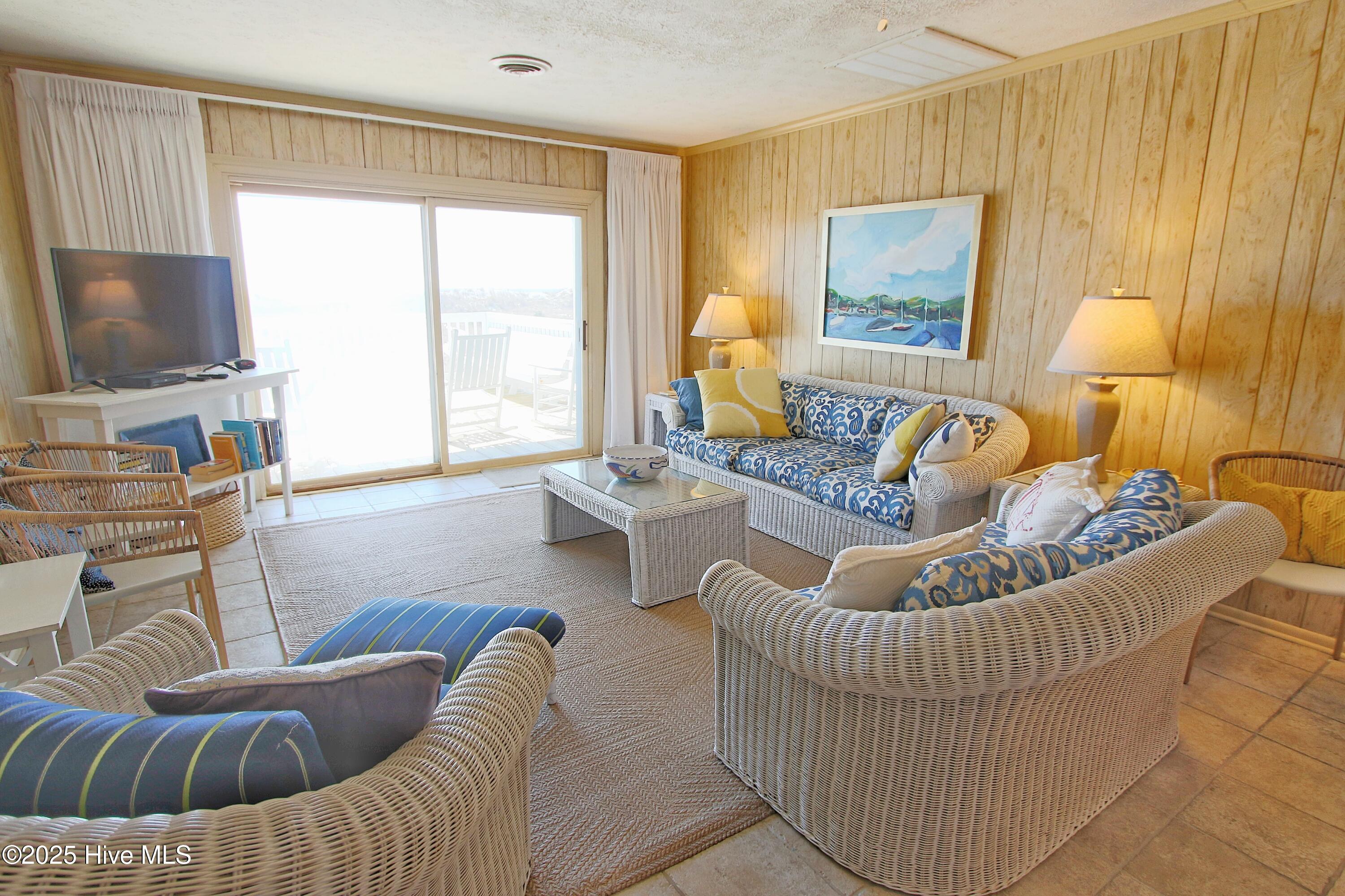 100503699 | Photo 25