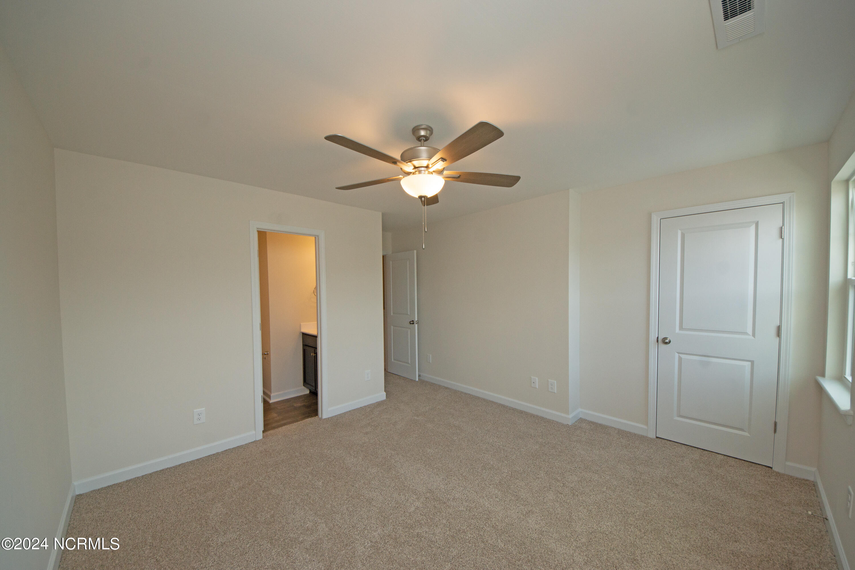 100561401 | Photo 26