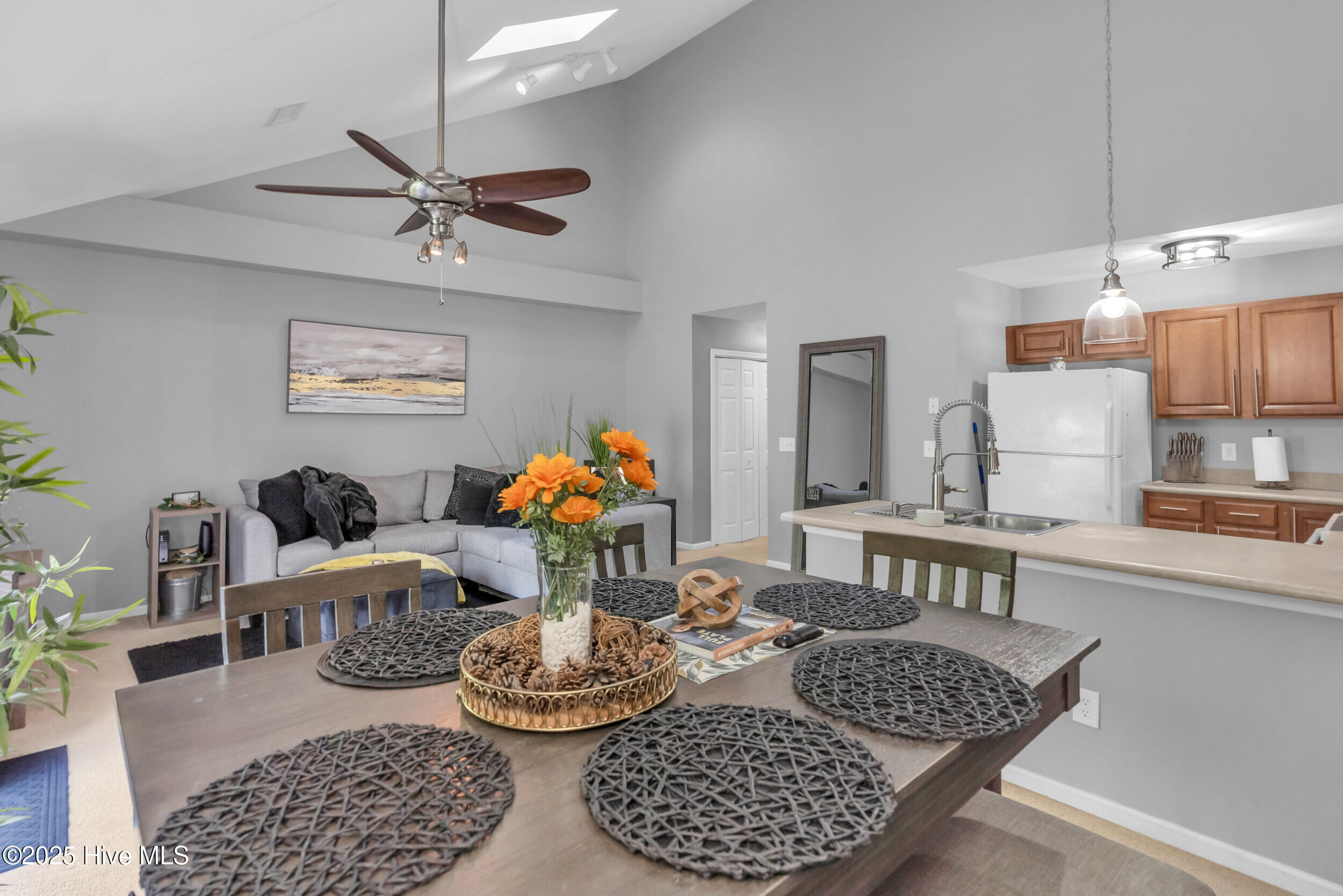 100527386 | Photo 13