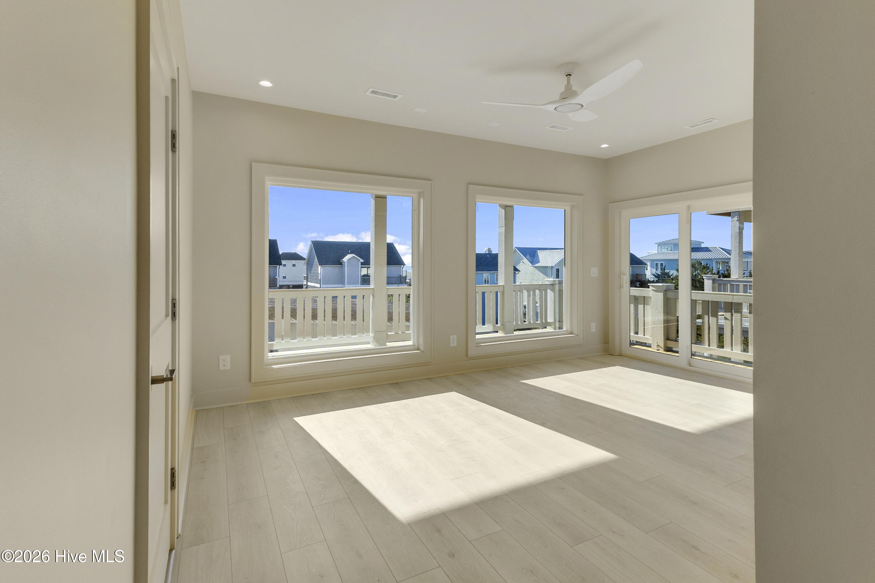 100551953 | Photo 62