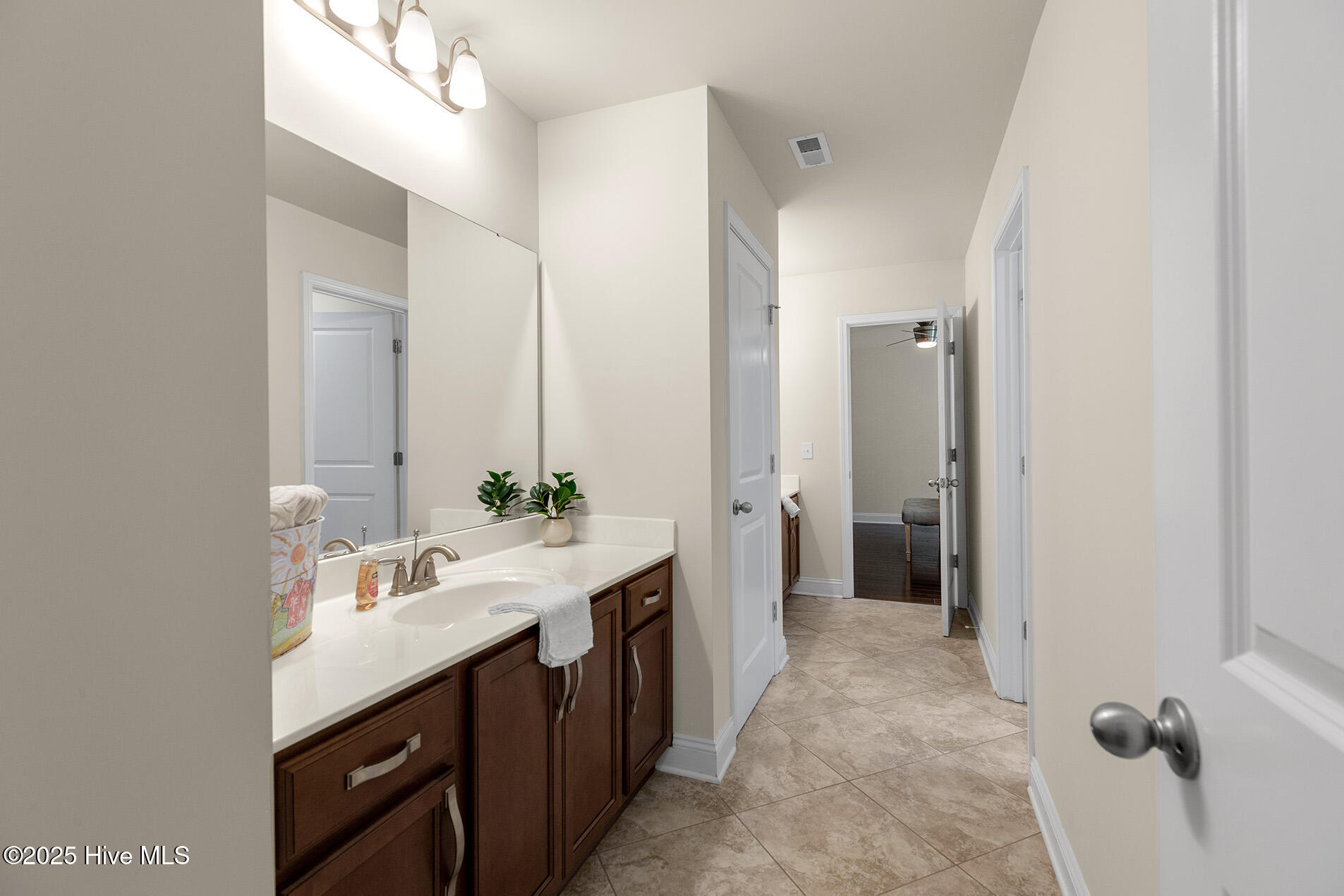 100531047 | Photo 42