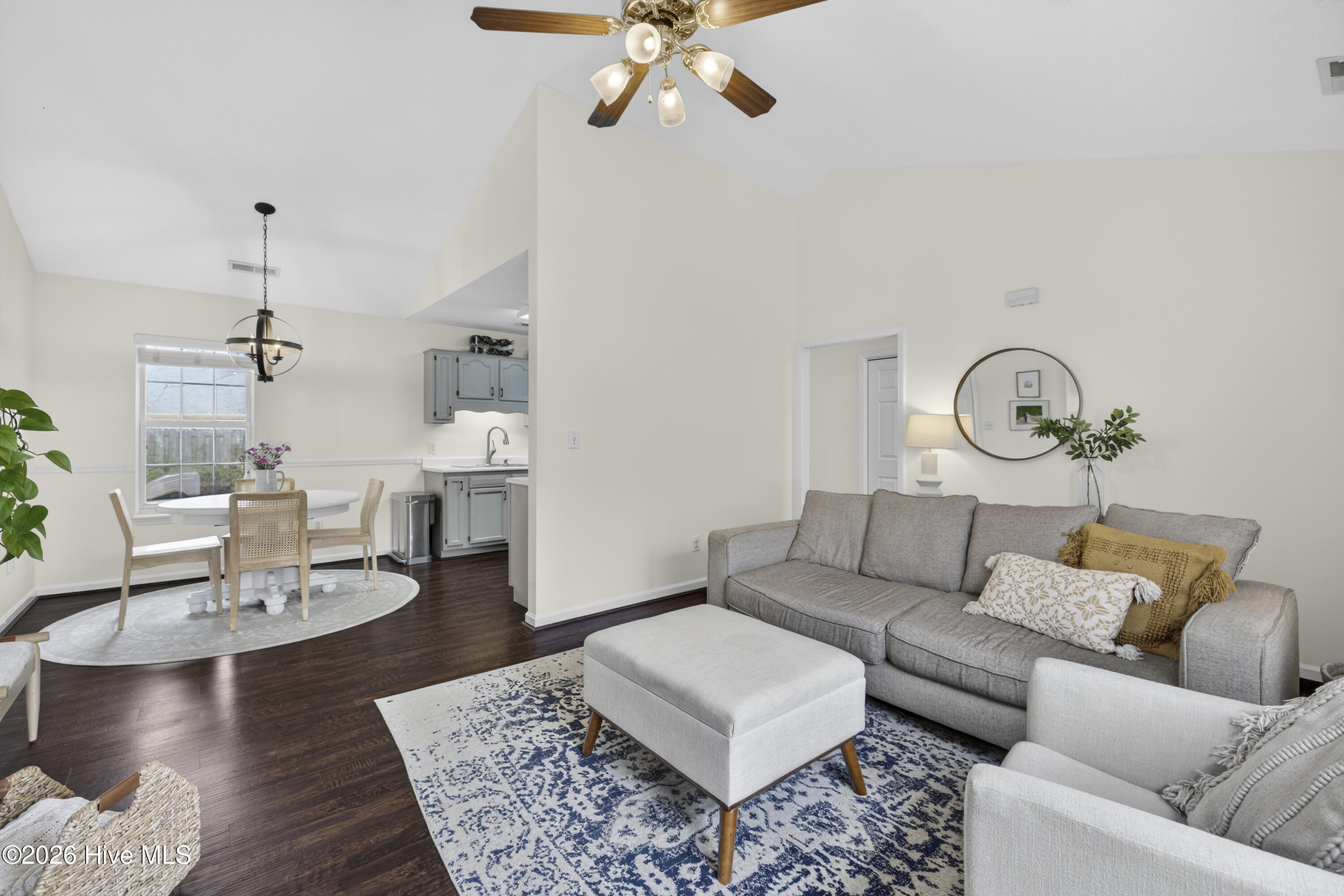 100555851 | Photo 11