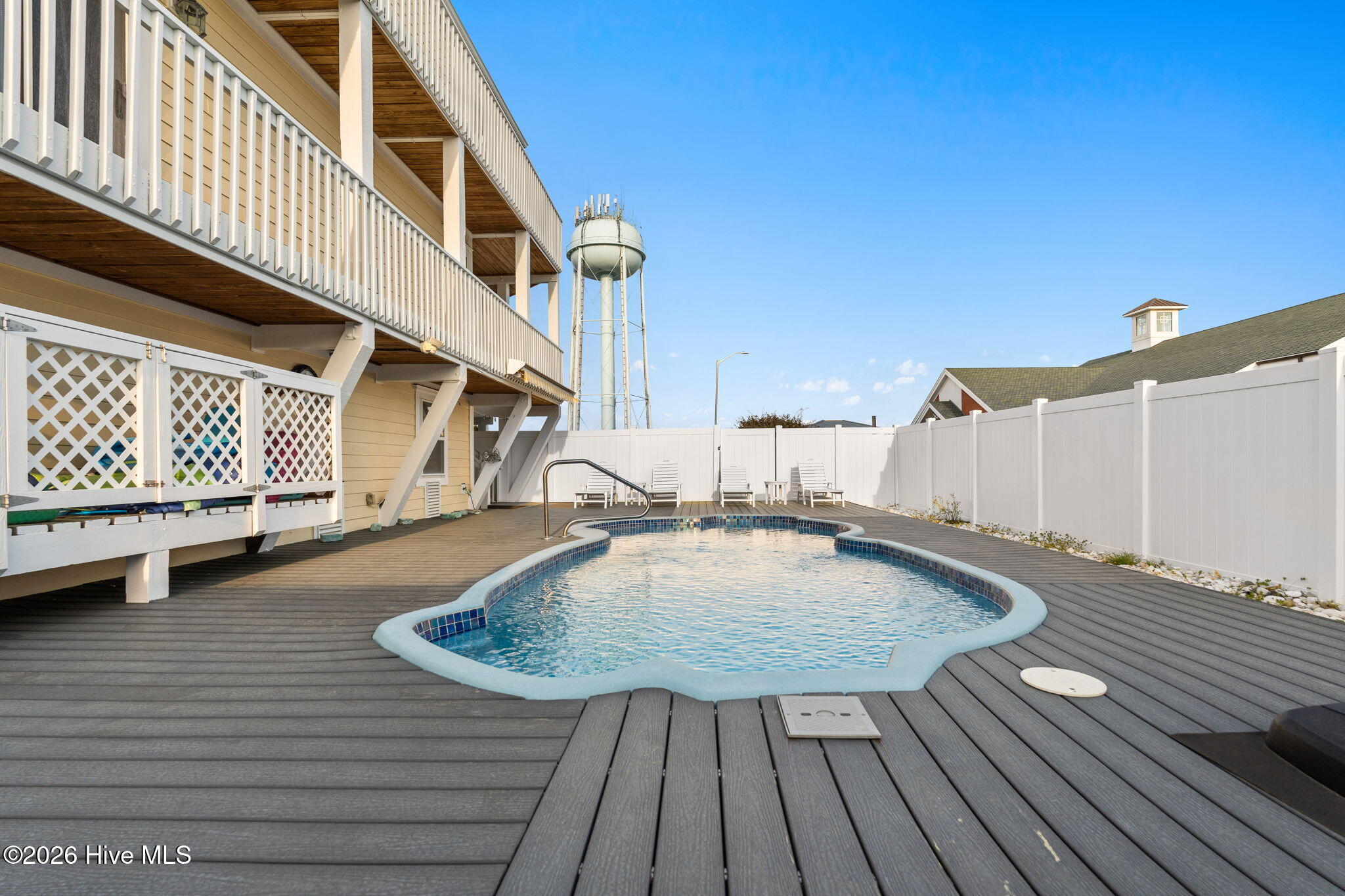 100561633 | Photo 51