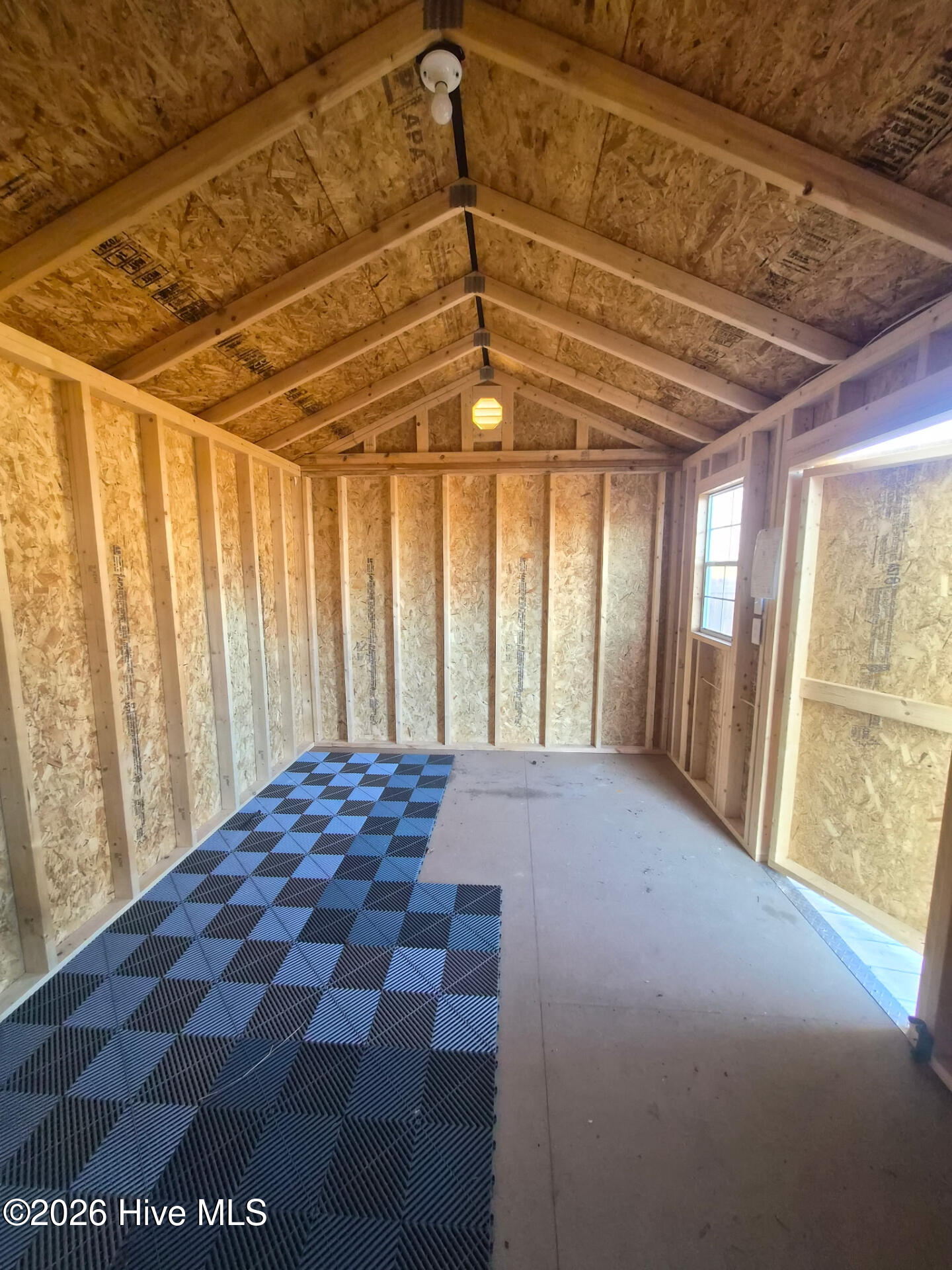 100547261 | Photo 33