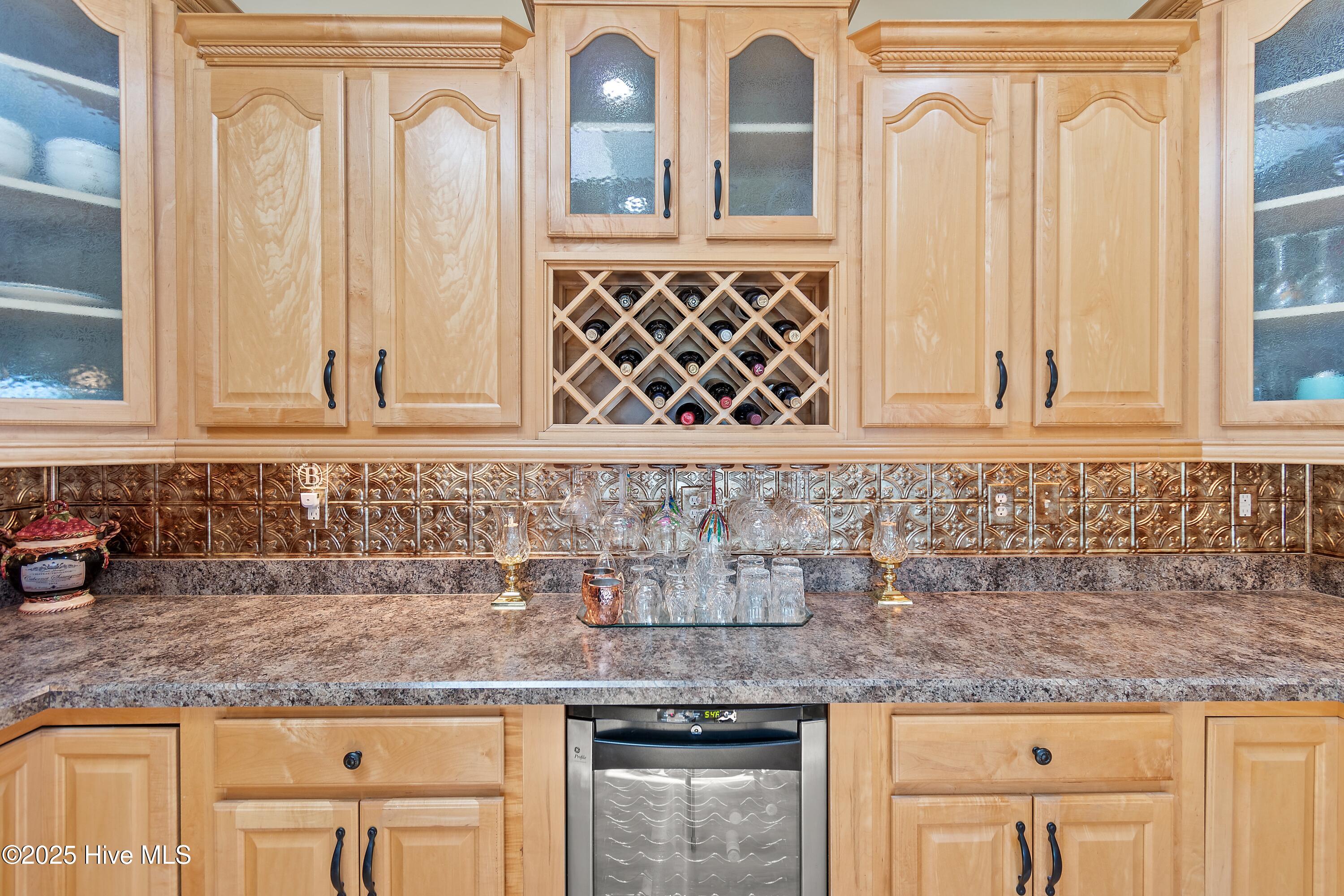 100518385 | Photo 14