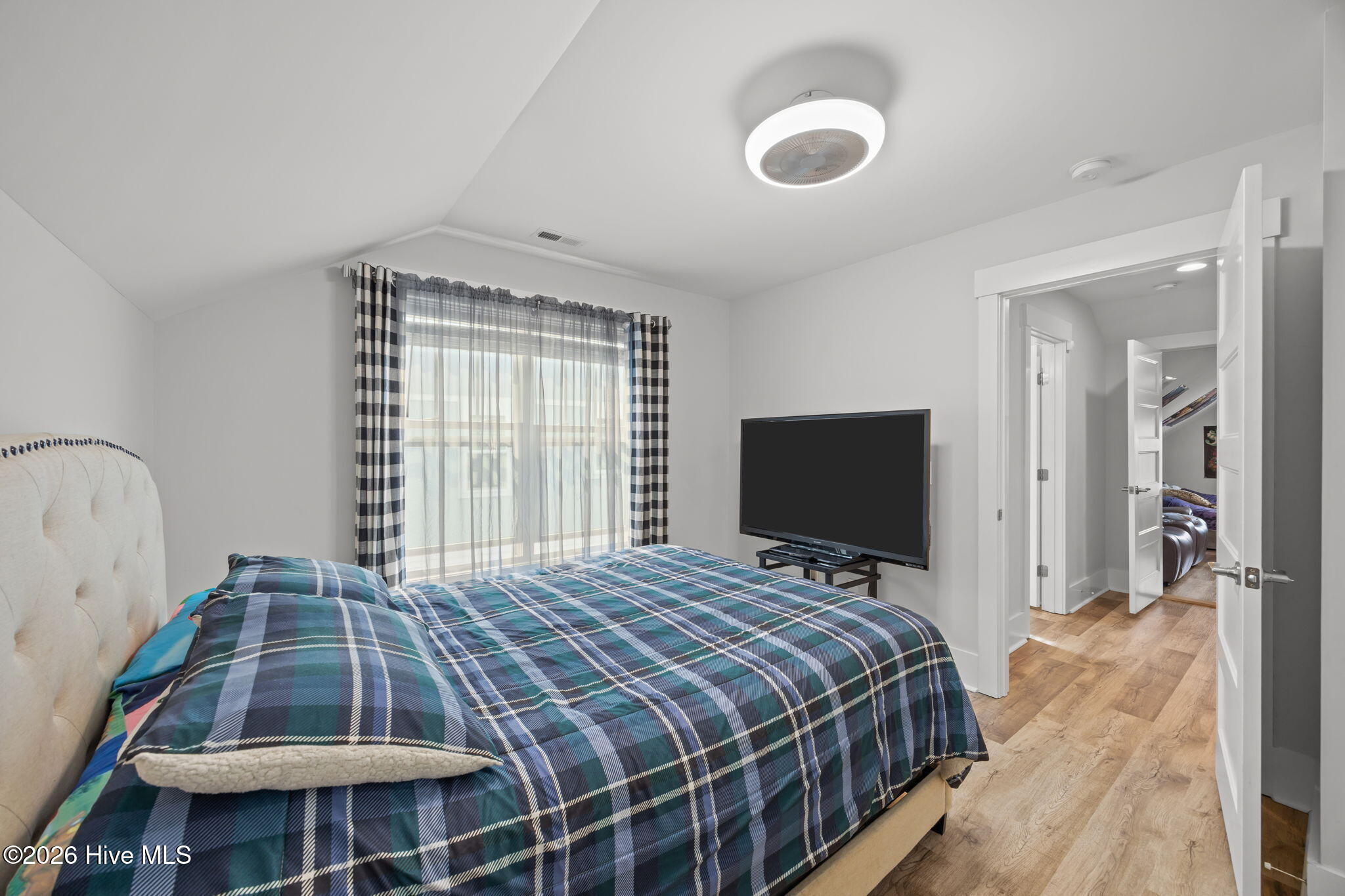 100556932 | Photo 31