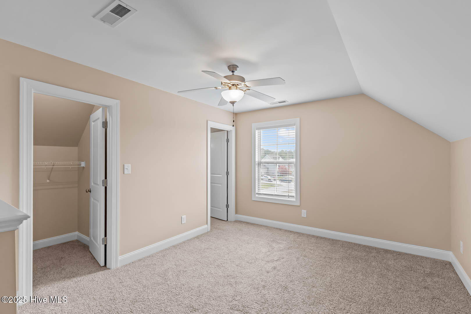 100532827 | Photo 57