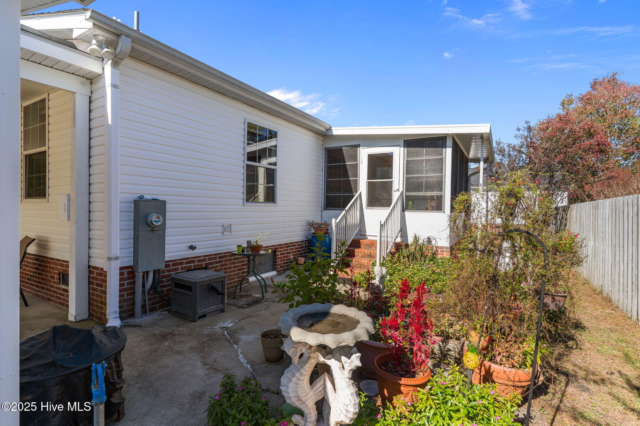 100535102 | Photo 31