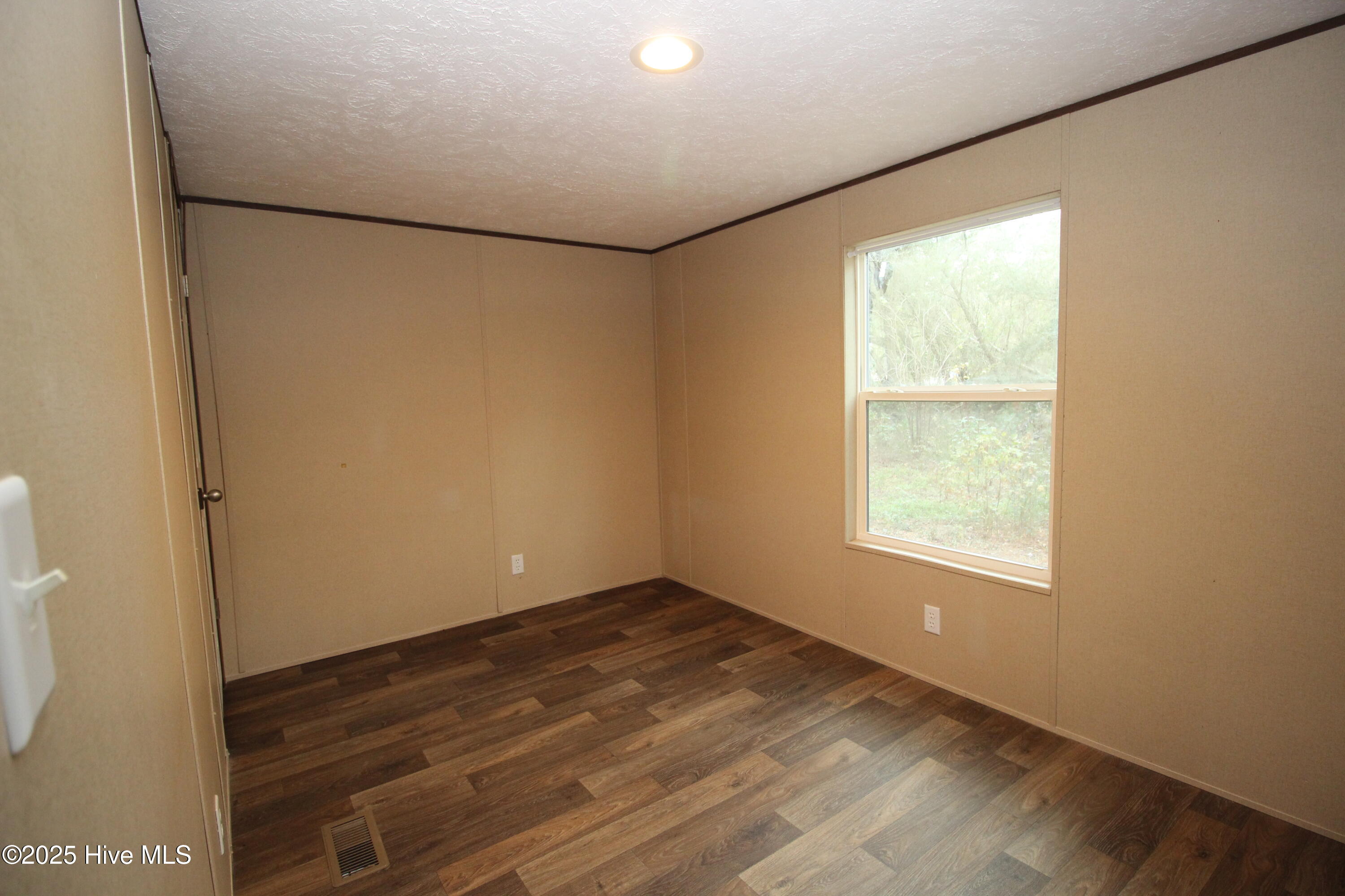 100548481 | Photo 23