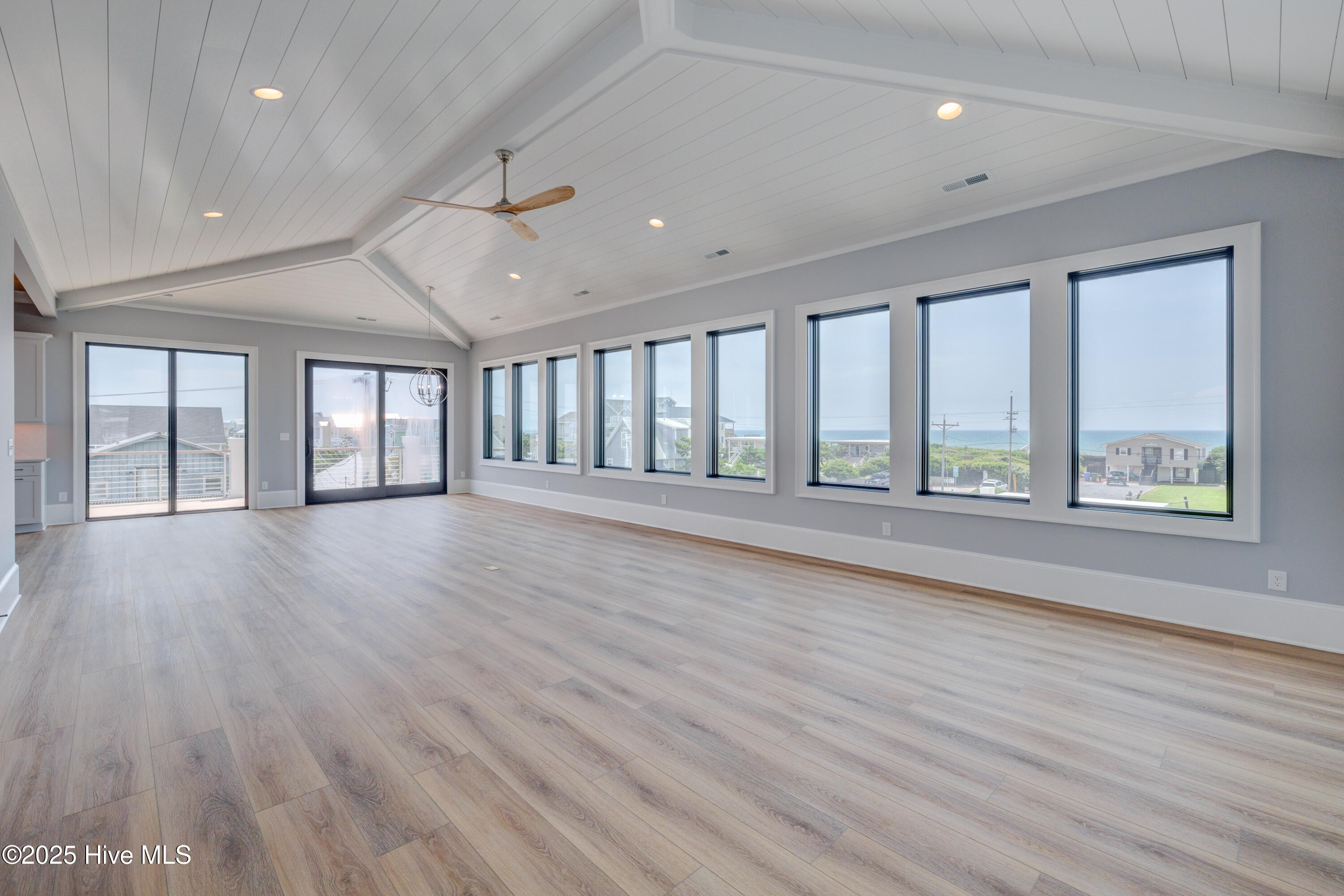 100519024 | Photo 12