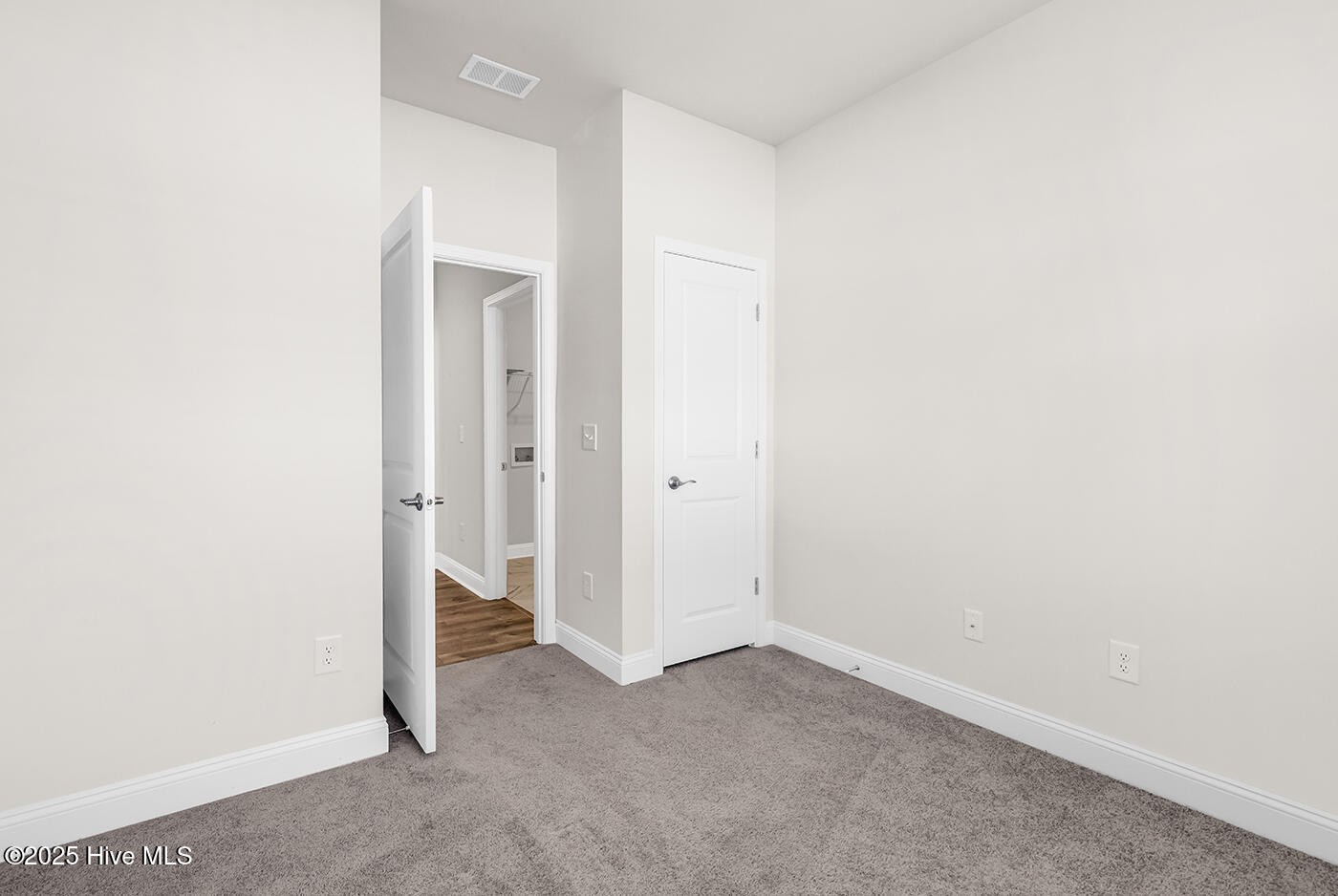 100547571 | Photo 30