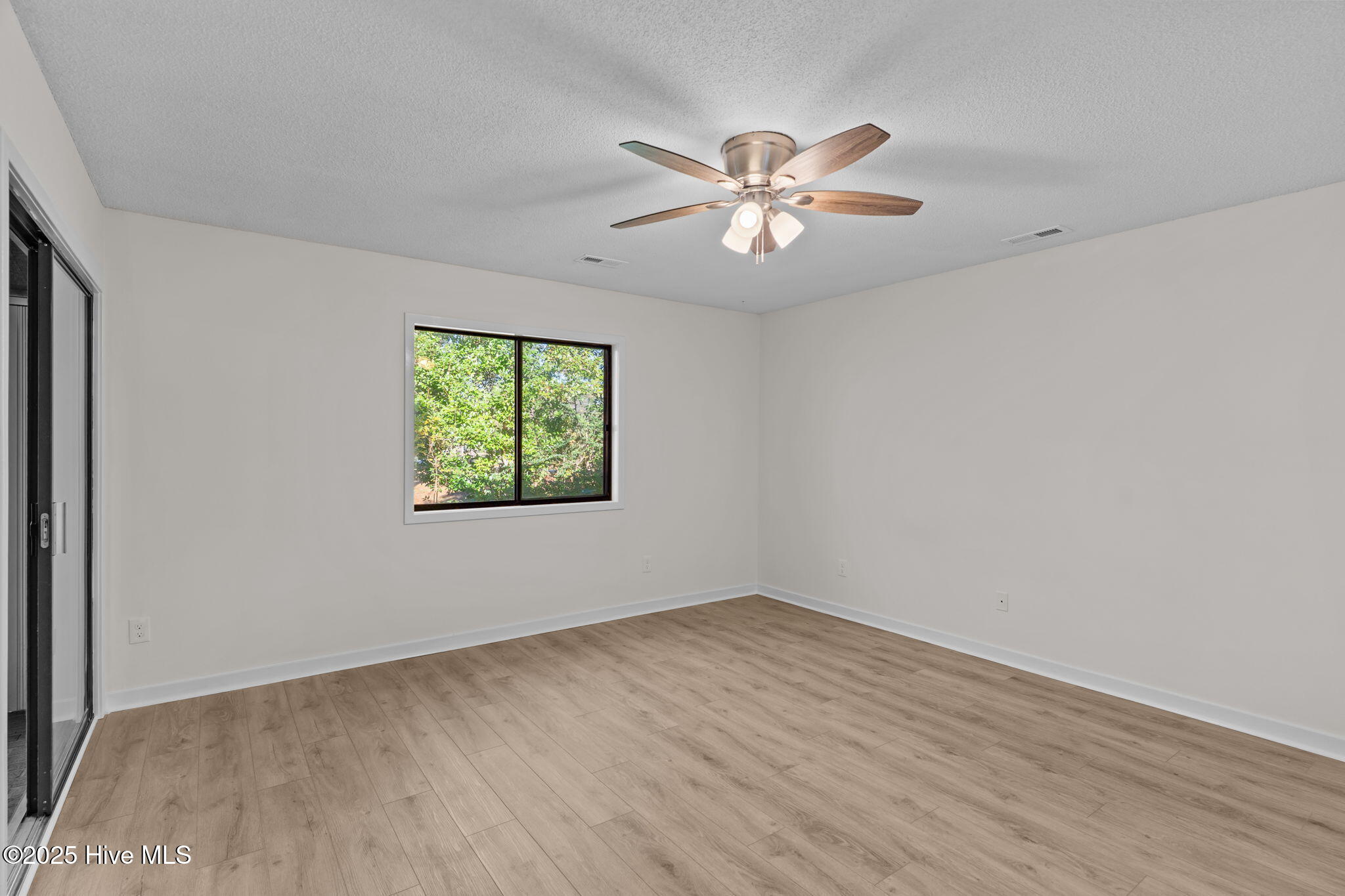 100537867 | Photo 19